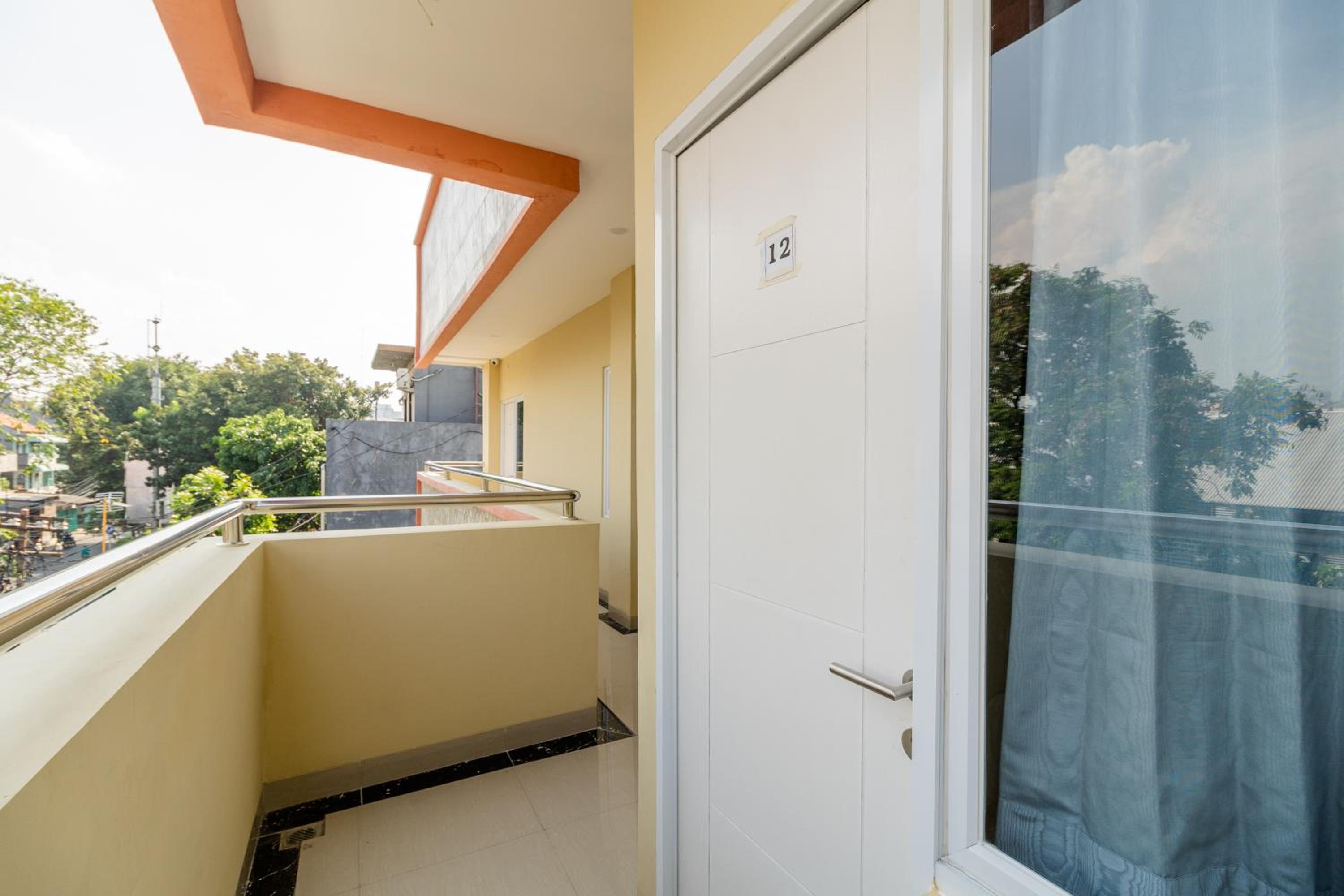 RedDoorz near Plaza Atrium Senen view 4
