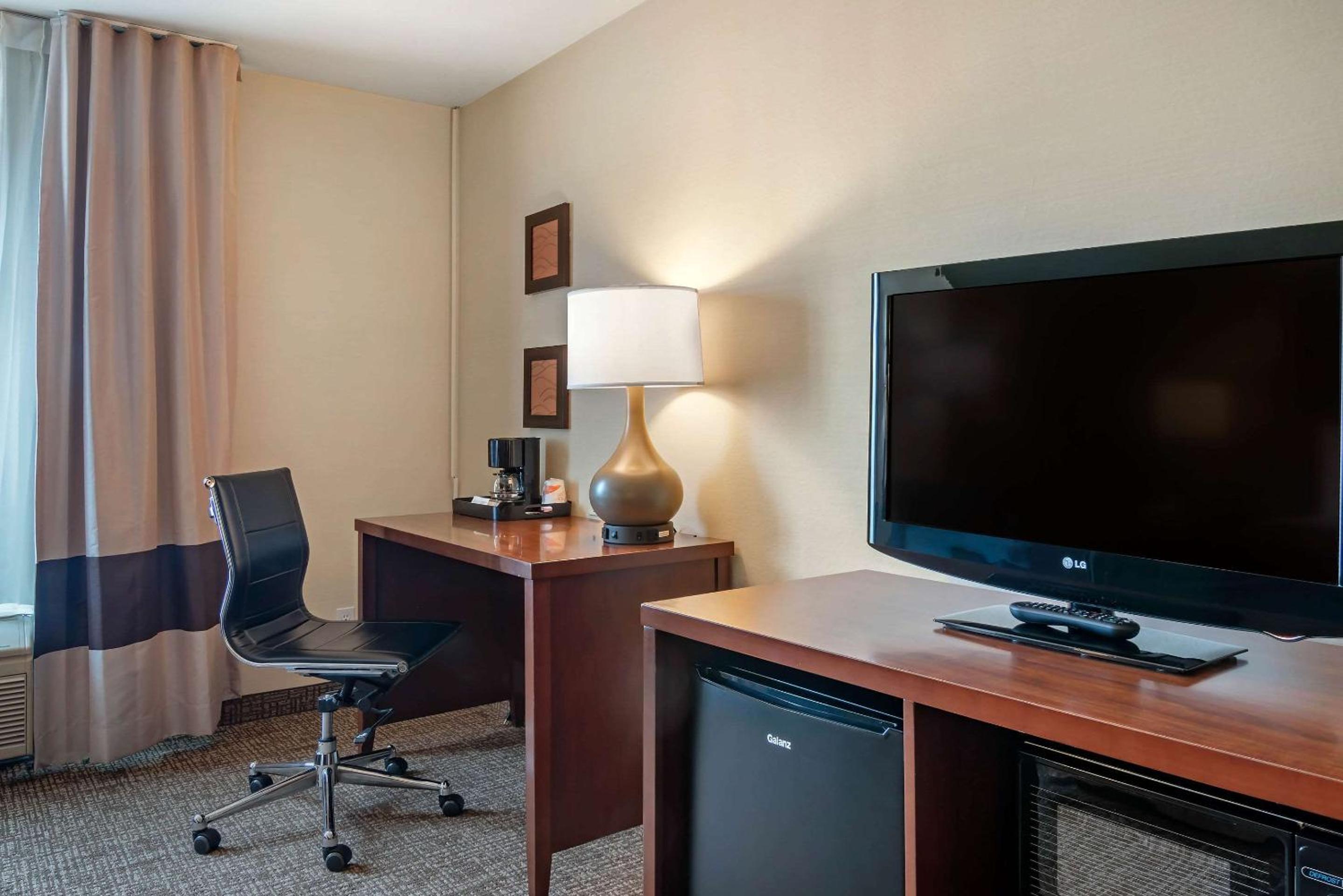 Albany Vacations - Comfort Inn  Suites Salem - Property Image 3