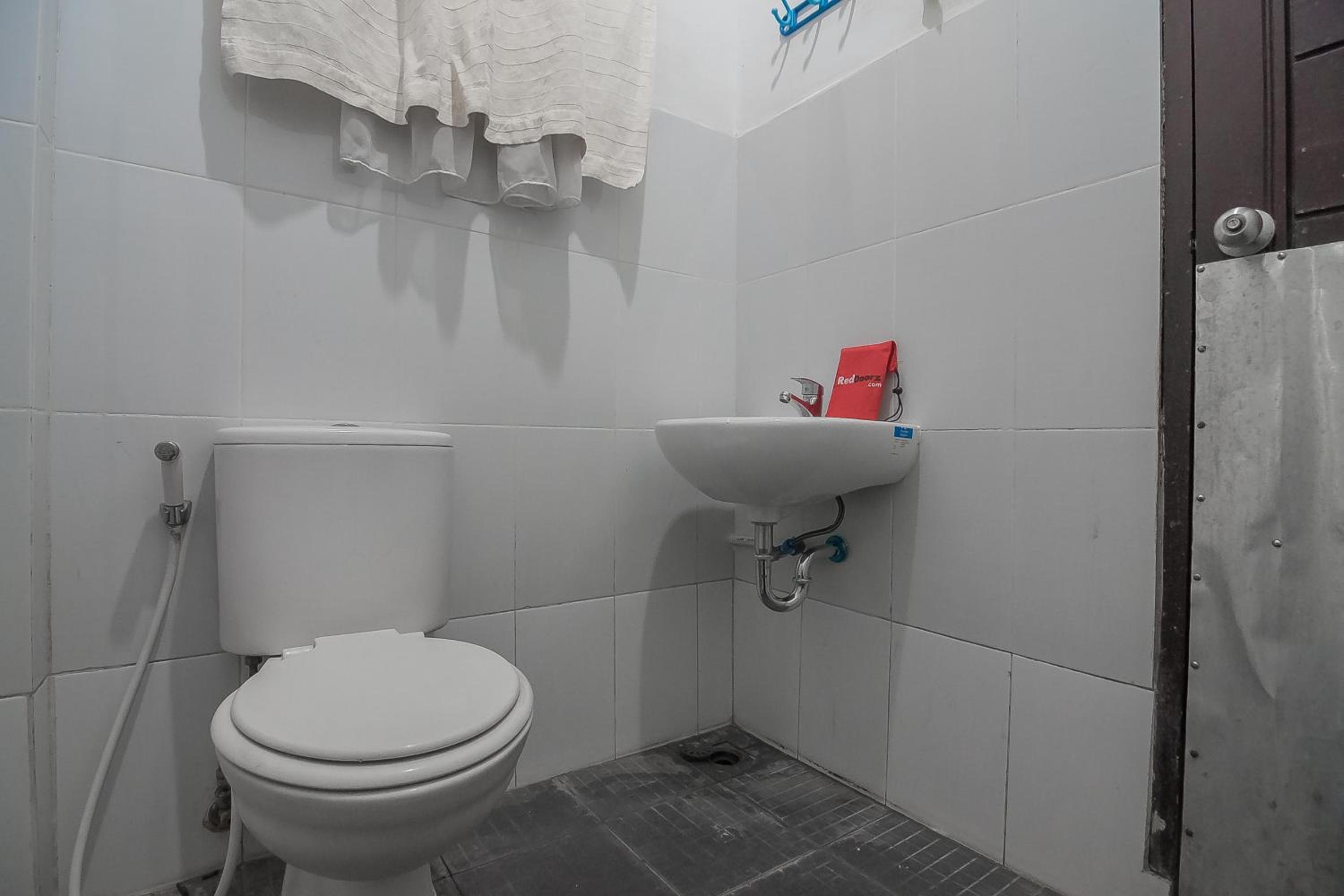 RedDoorz Plus near Cambridge City Square 2 Medan, Medan - 15