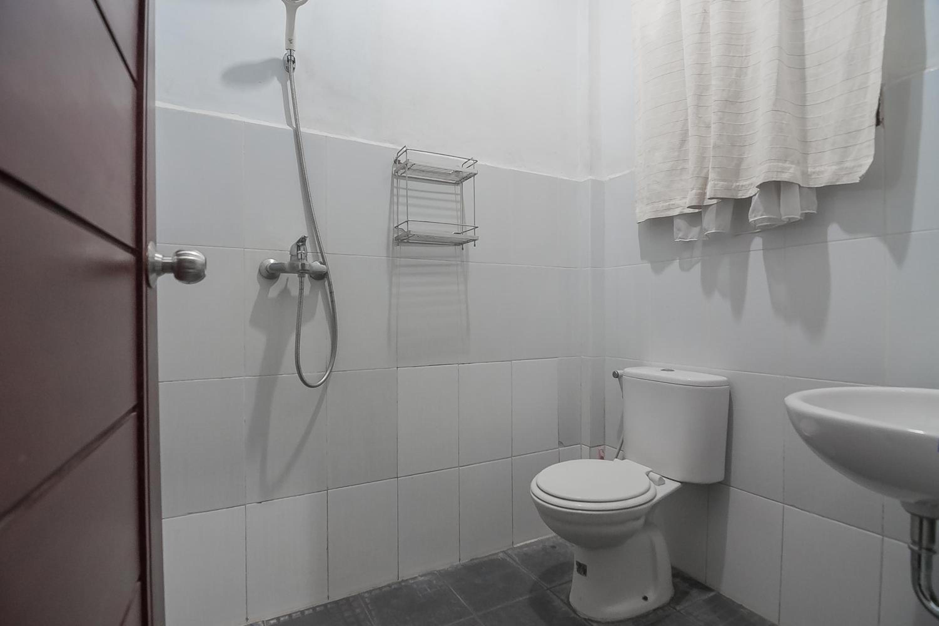 RedDoorz Plus near Cambridge City Square 2 Medan
