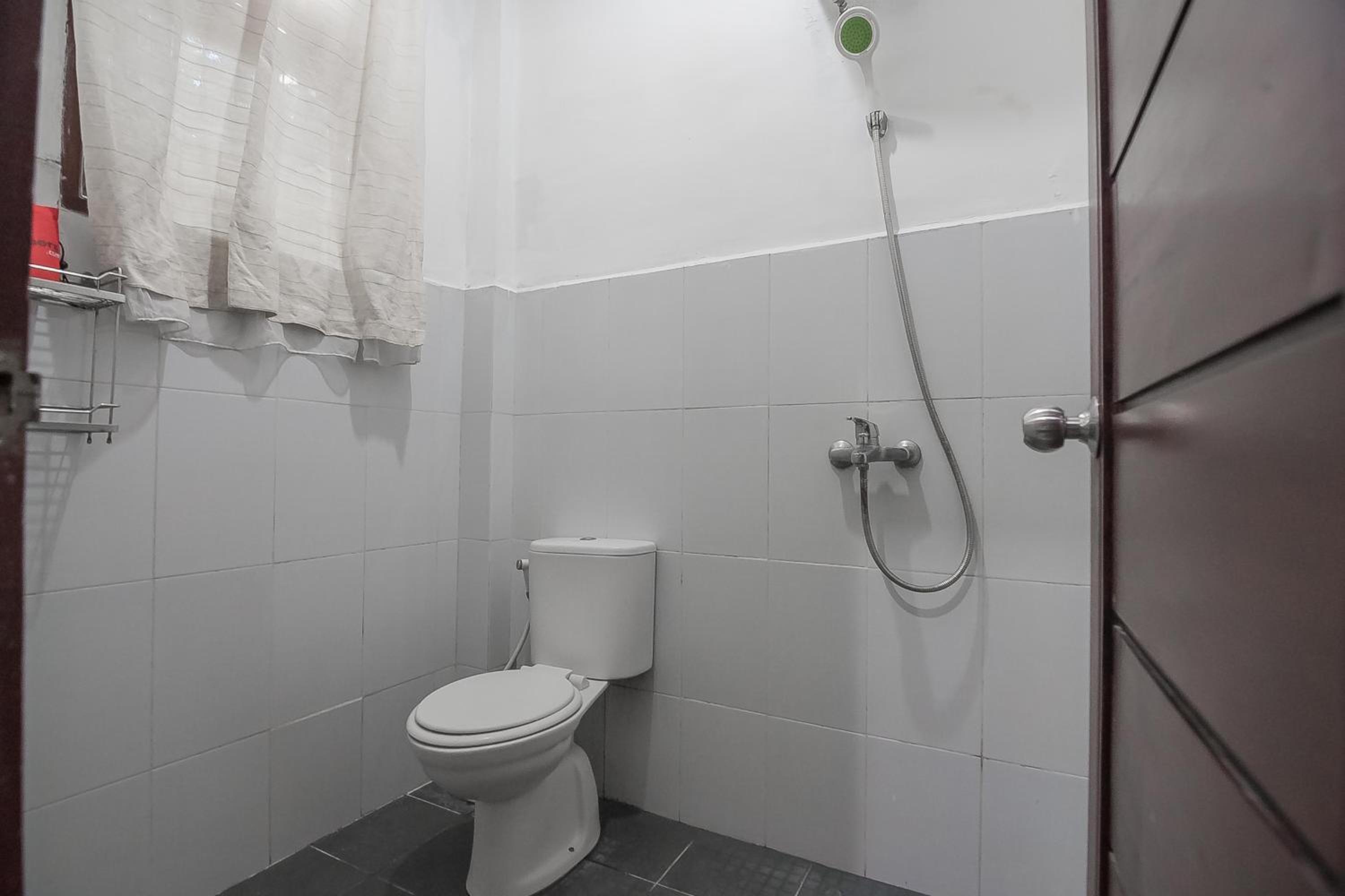 RedDoorz Plus near Cambridge City Square 2 Medan