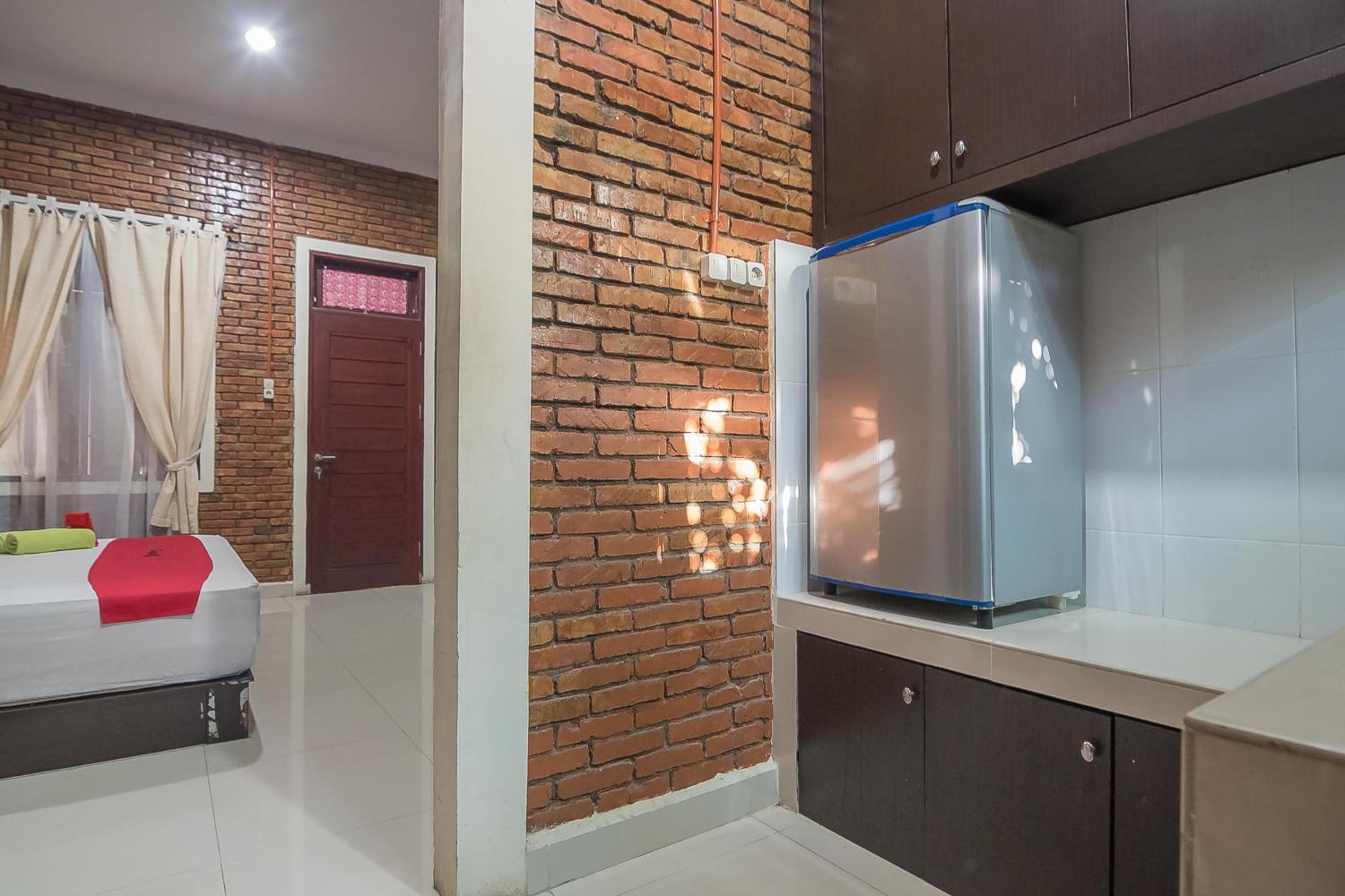 RedDoorz Plus near Cambridge City Square 2 Medan