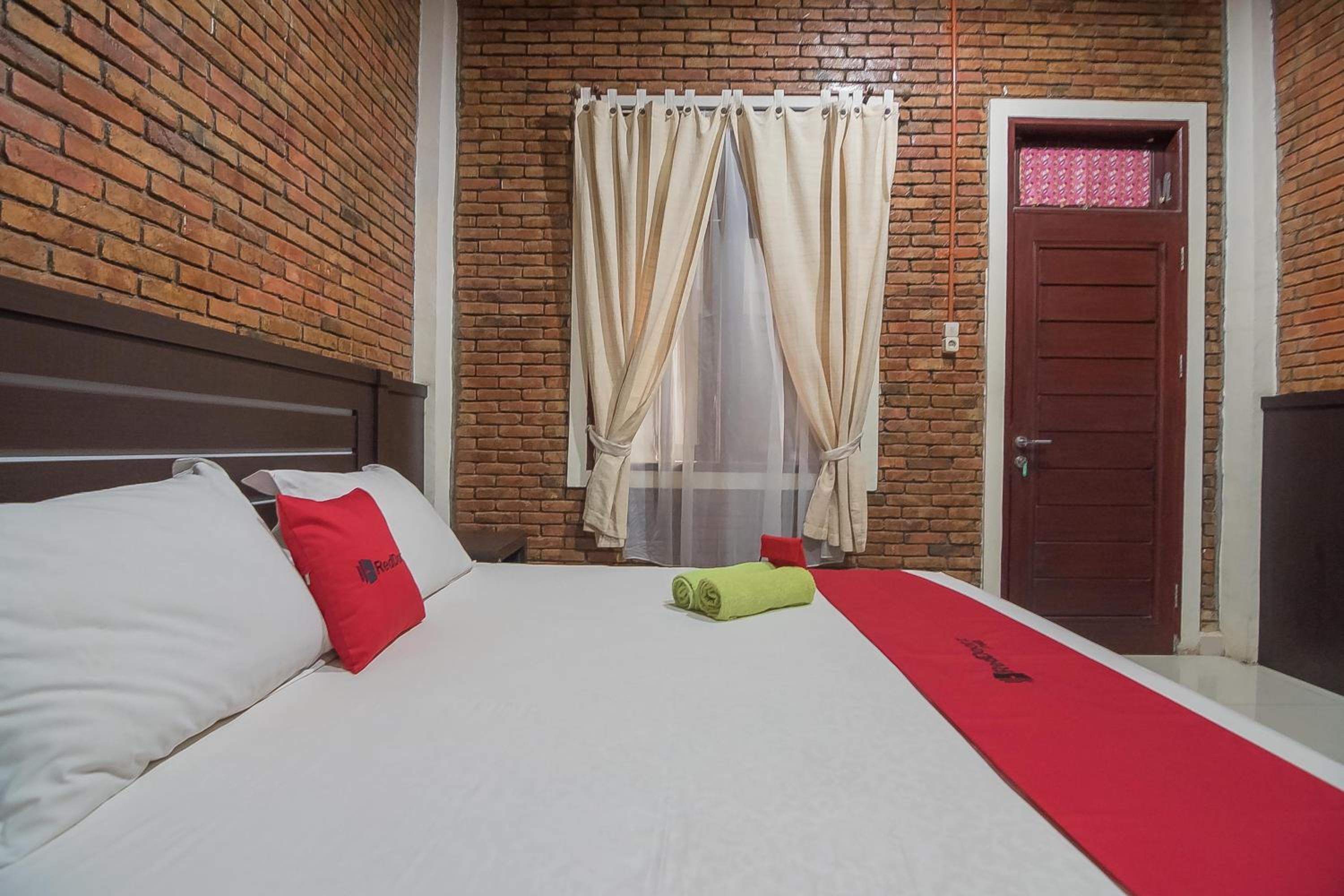 RedDoorz Plus near Cambridge City Square 2 Medan, Medan - 24