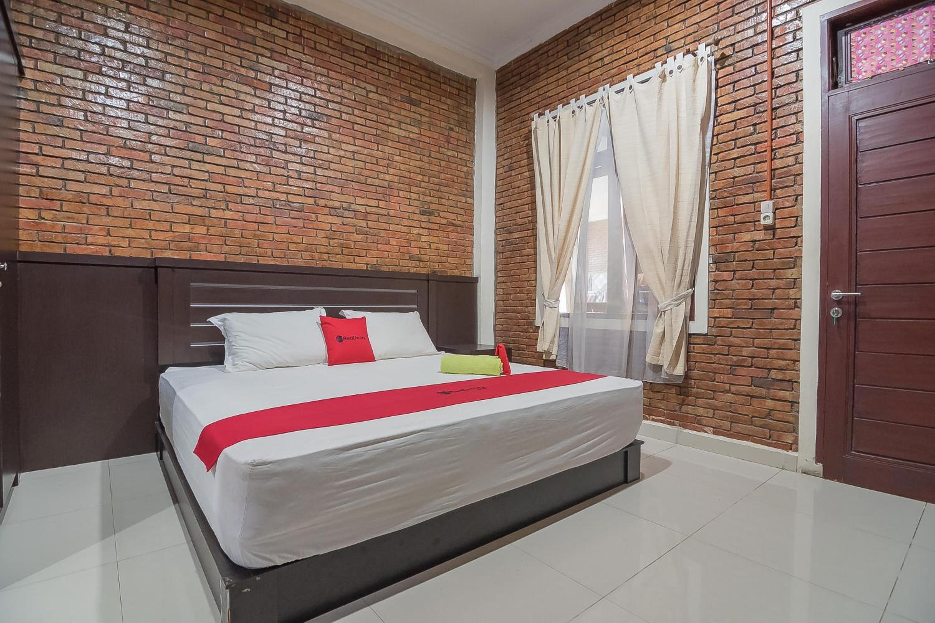 RedDoorz Plus near Cambridge City Square 2 Medan, Medan - 10