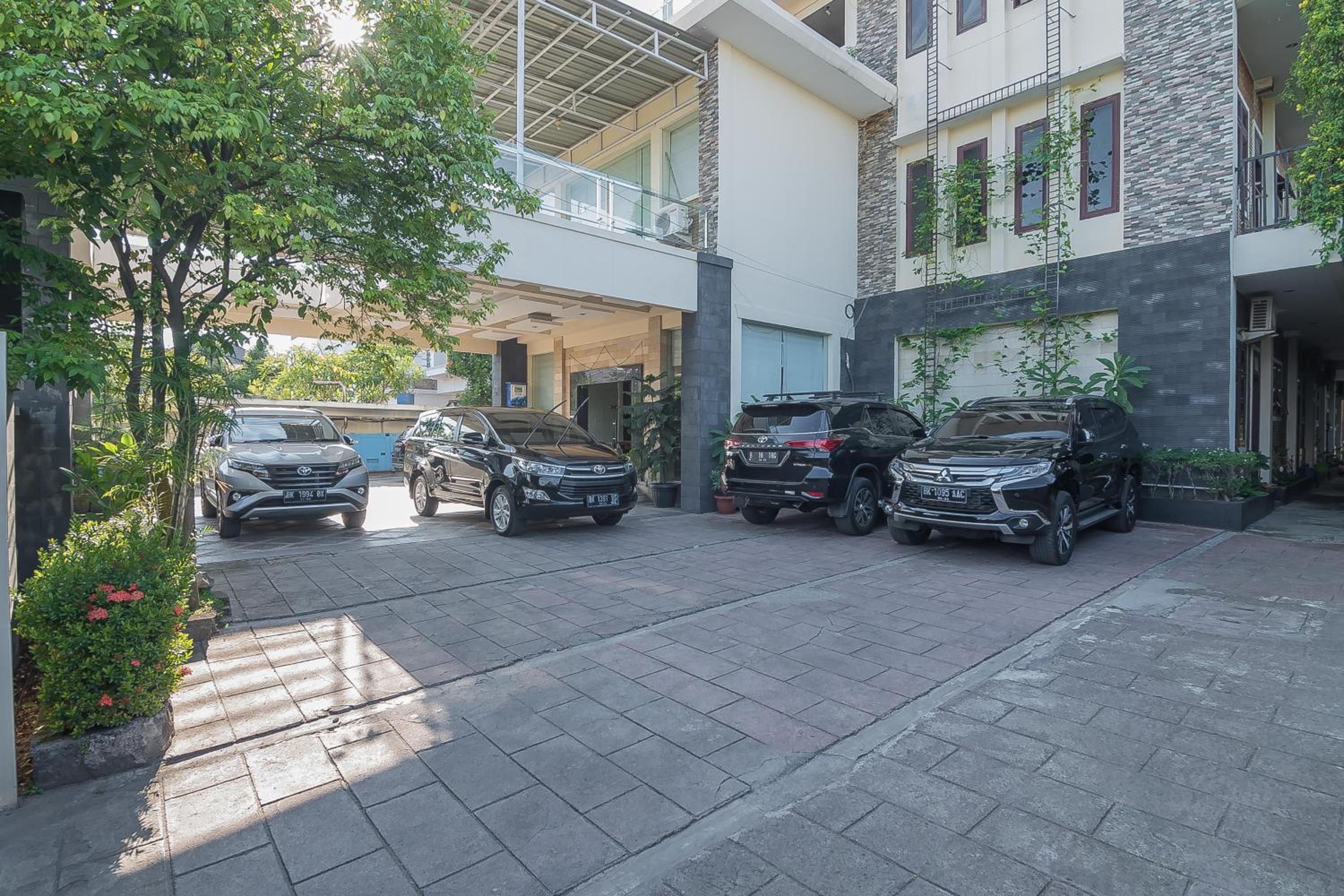 RedDoorz Plus near Cambridge City Square 2 Medan