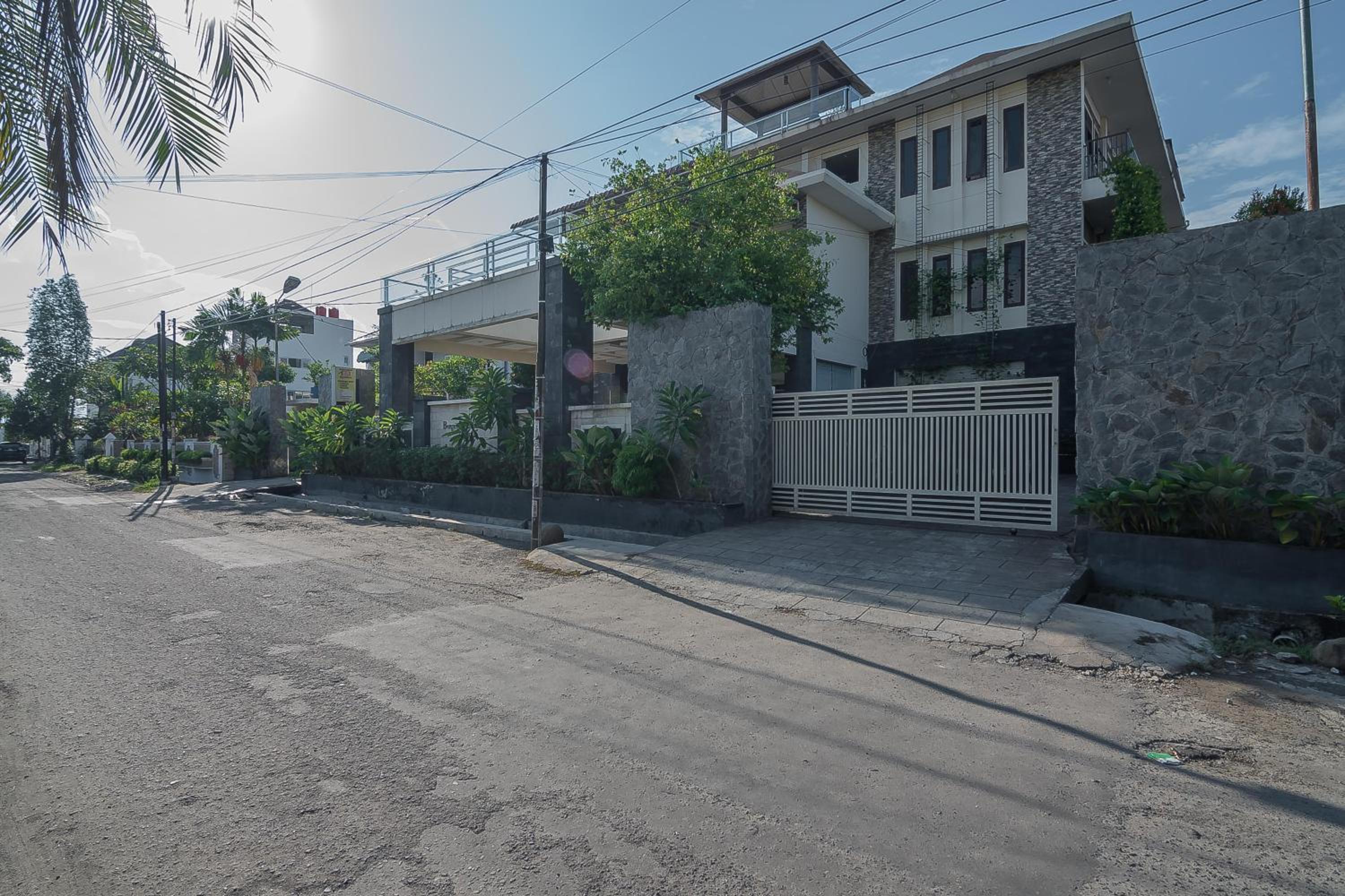 RedDoorz Plus near Cambridge City Square 2 Medan