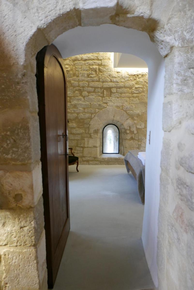Tour Sarrazine de Montaren