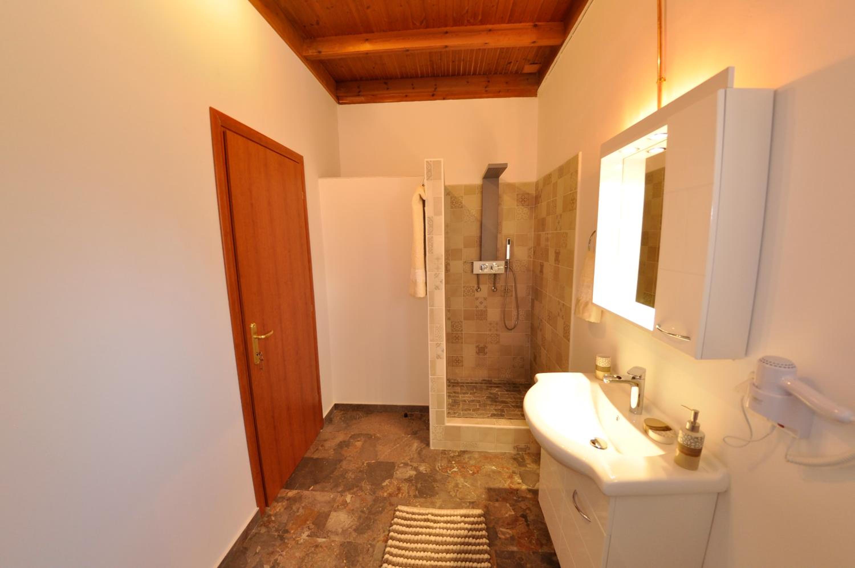 Photo 32