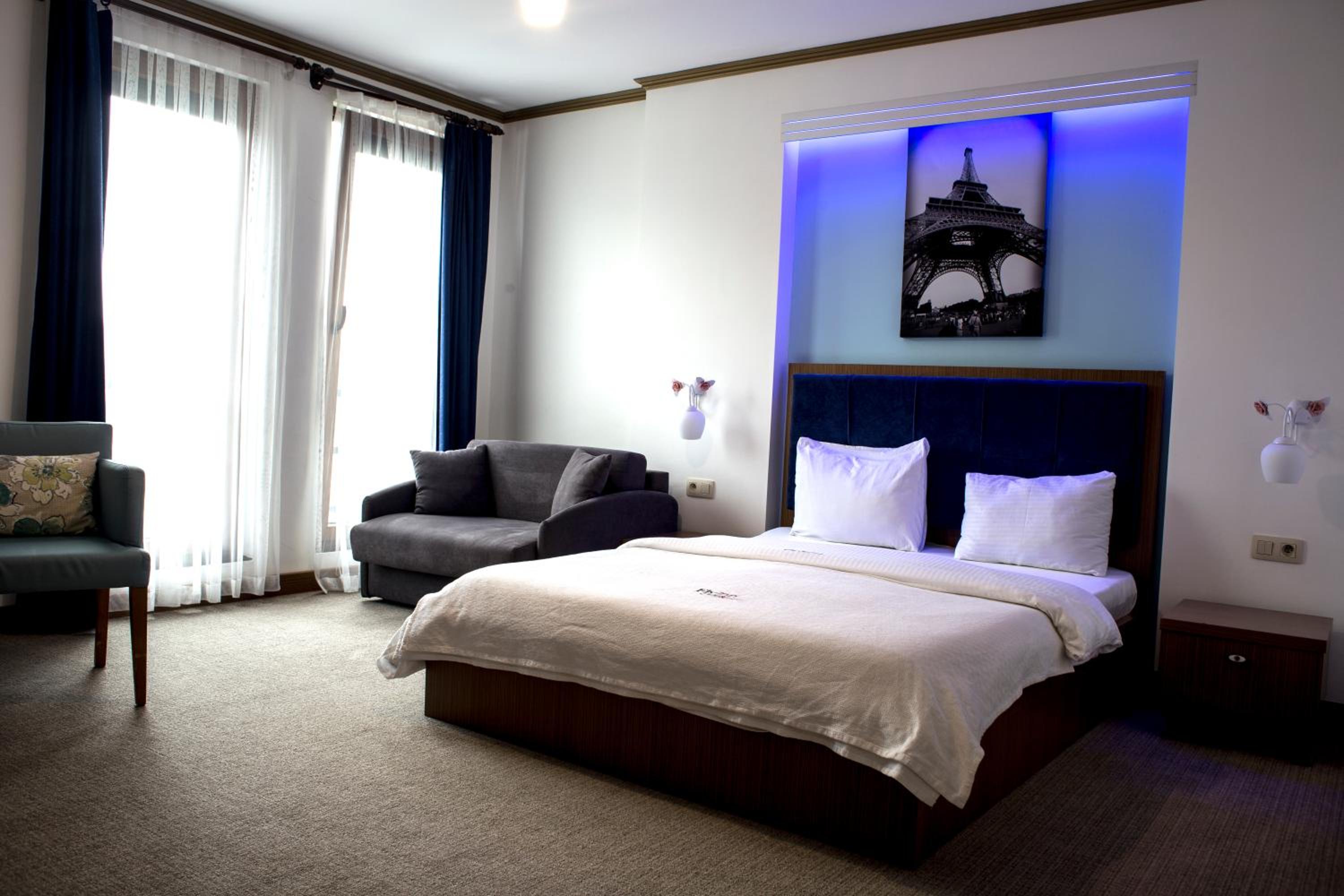 Fly inn Hotel Lounge & Nezzo Restaurant