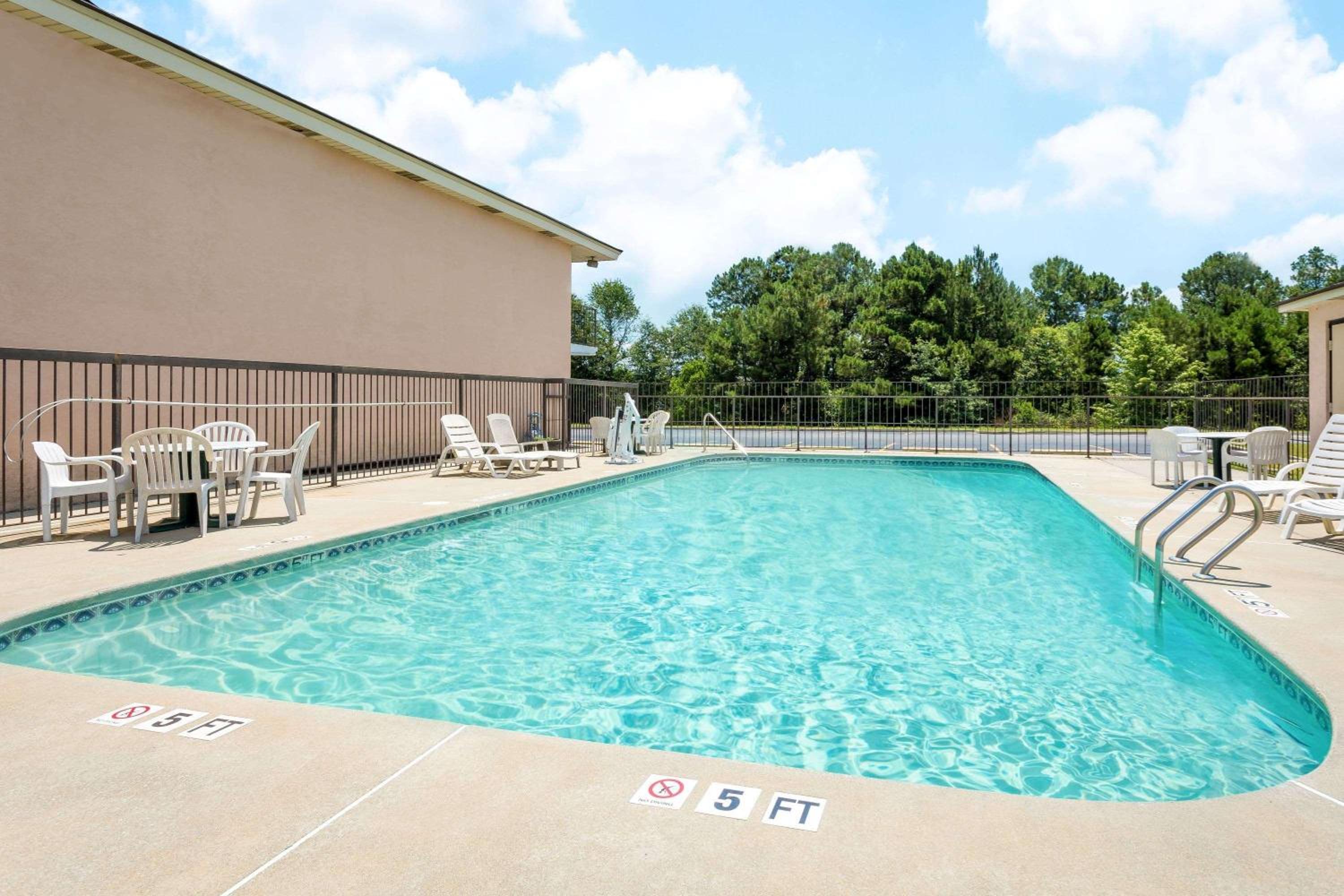 Days Inn by Wyndham Aiken - Interstate Hwy 20 view 3