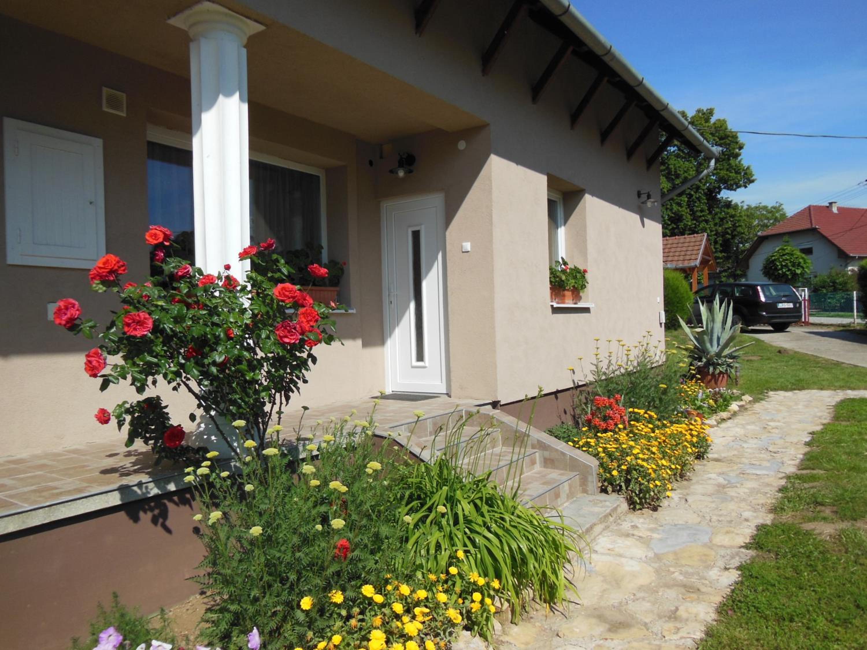 Virágos Apartman Balatonszemes view 3