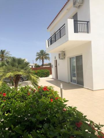Villa Olivia, Coral Bay view 4
