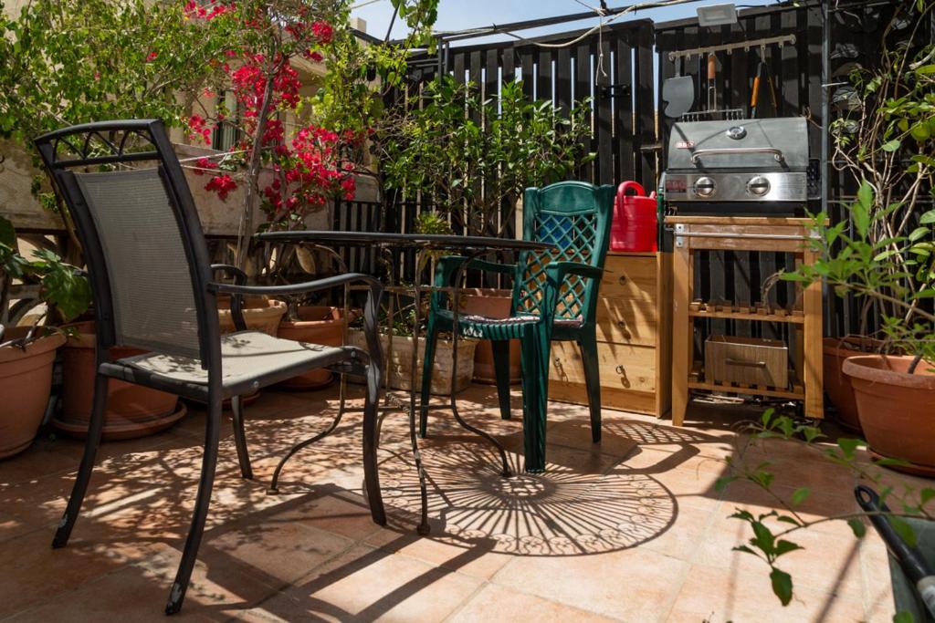 Amazing 1BR Penthouse with terrasse near Neve tzedek