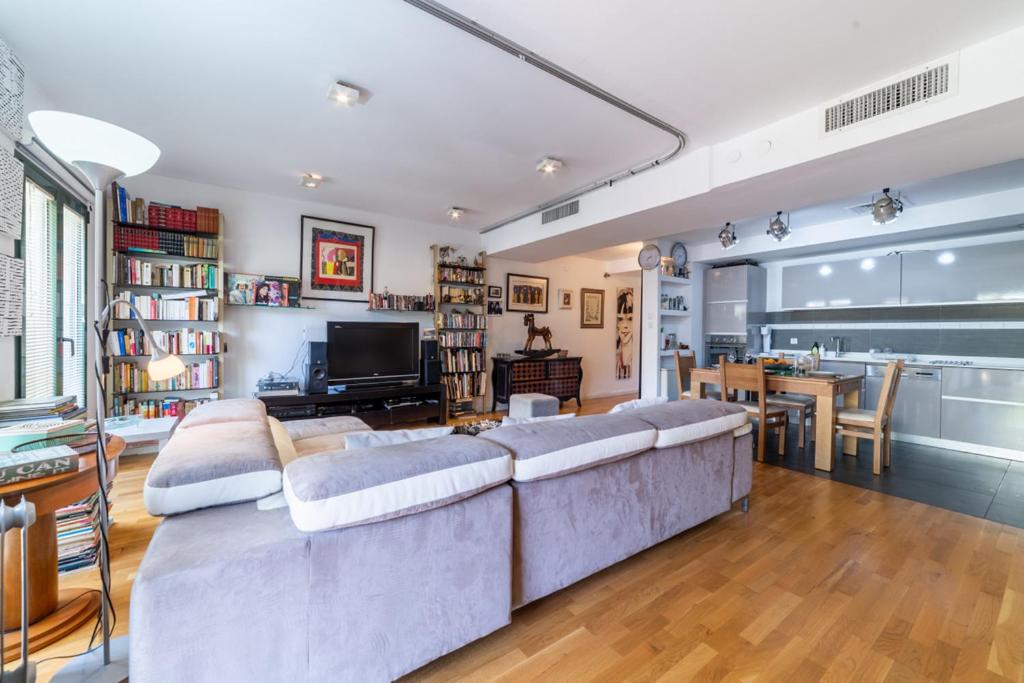 Amazing 1BR Penthouse with terrasse near Neve tzedek