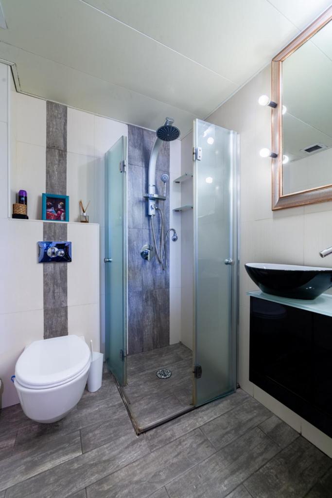 Amazing 1BR Penthouse with terrasse near Neve tzedek
