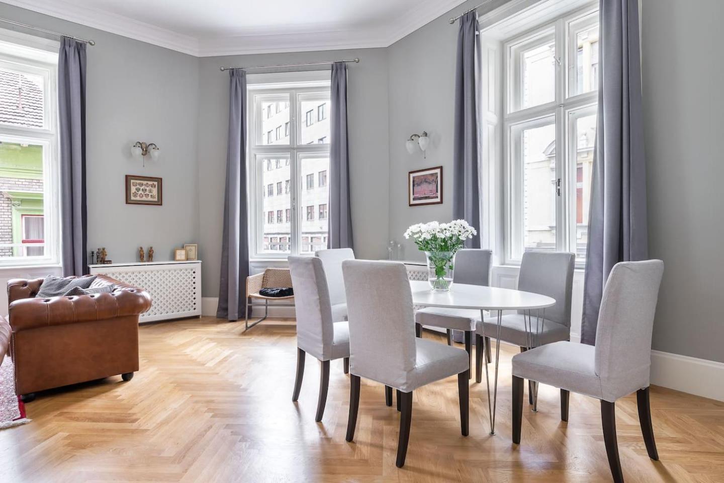 Spacious Victorian Residence by Grand Boulevard view 3