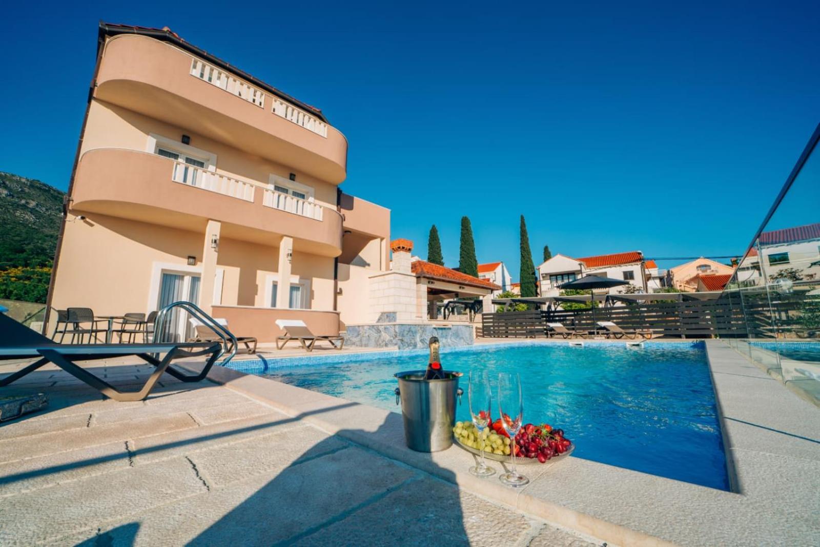 Sun Haven Luxury Apartments view 3