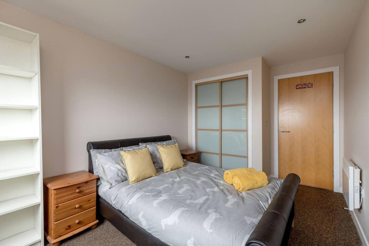 Modern Riverfront Apt. 10 mins from Hydro/SECC view 2