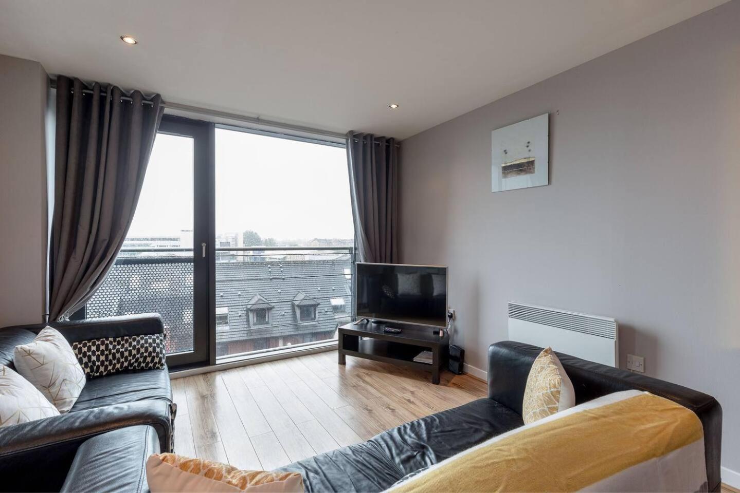 Modern Riverfront Apt. 10 mins from Hydro/SECC view 3