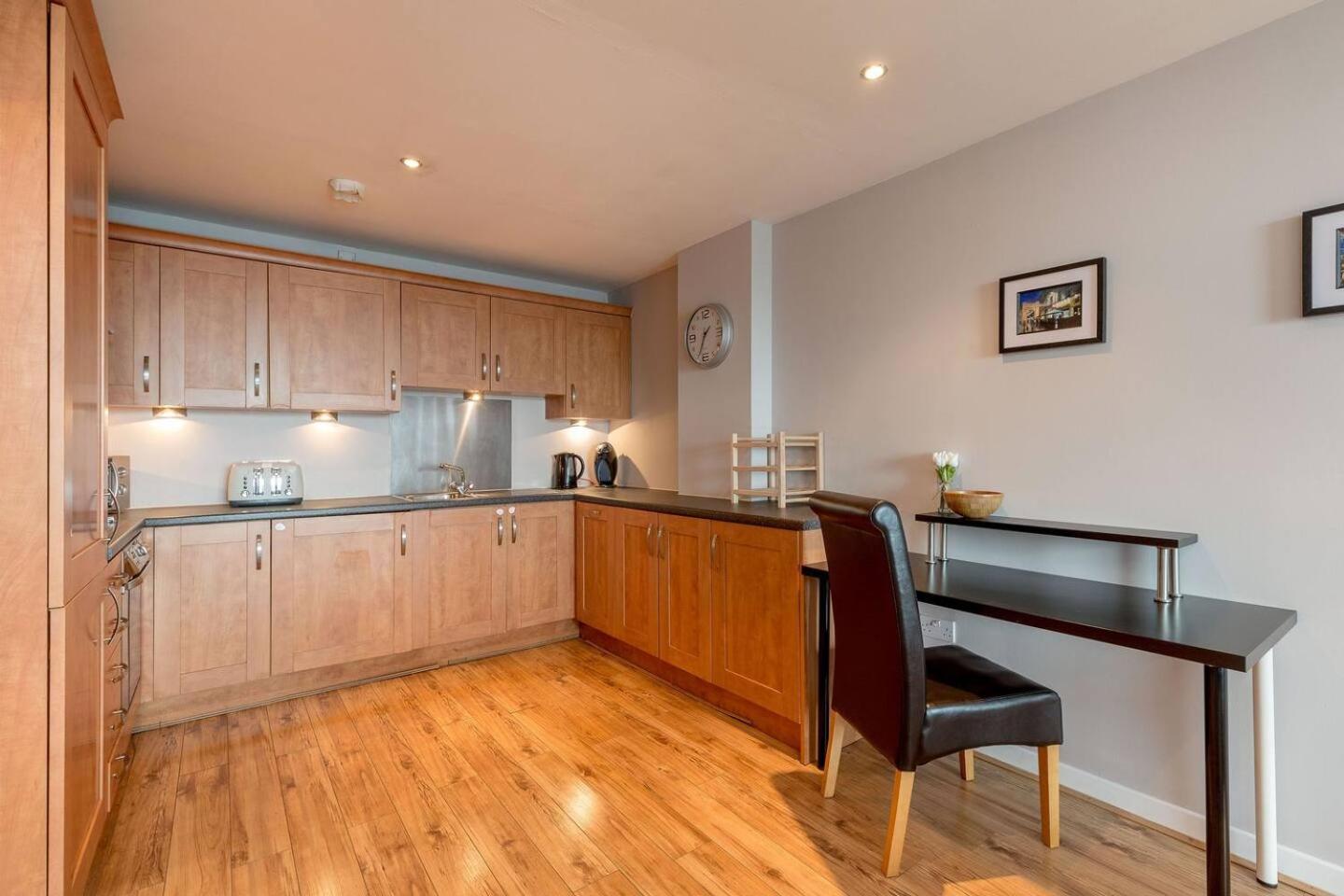 Modern Riverfront Apt. 10 mins from Hydro/SECC view 4