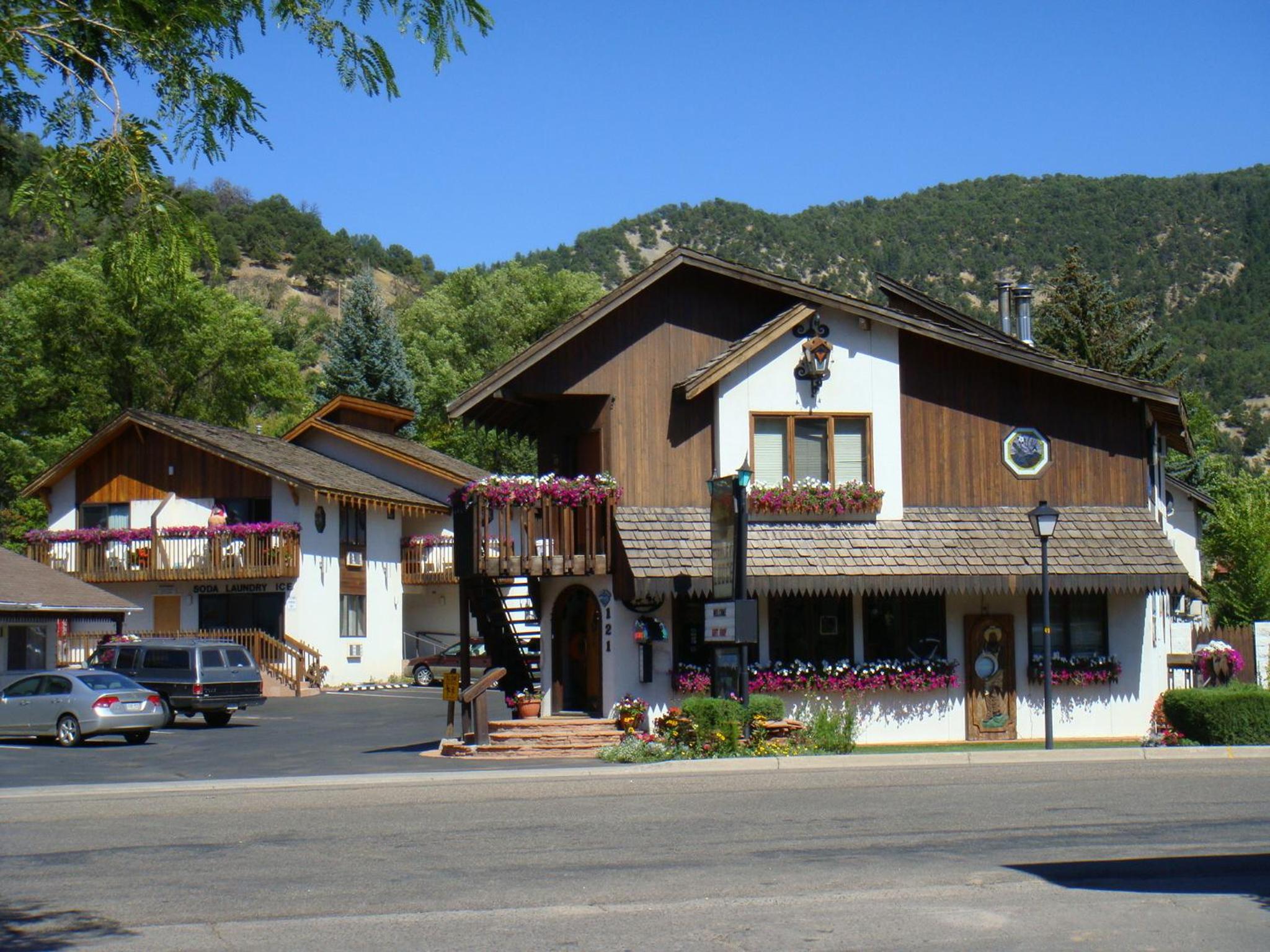 Glenwood Springs Vacations - Starlight Lodge - Property Image 1