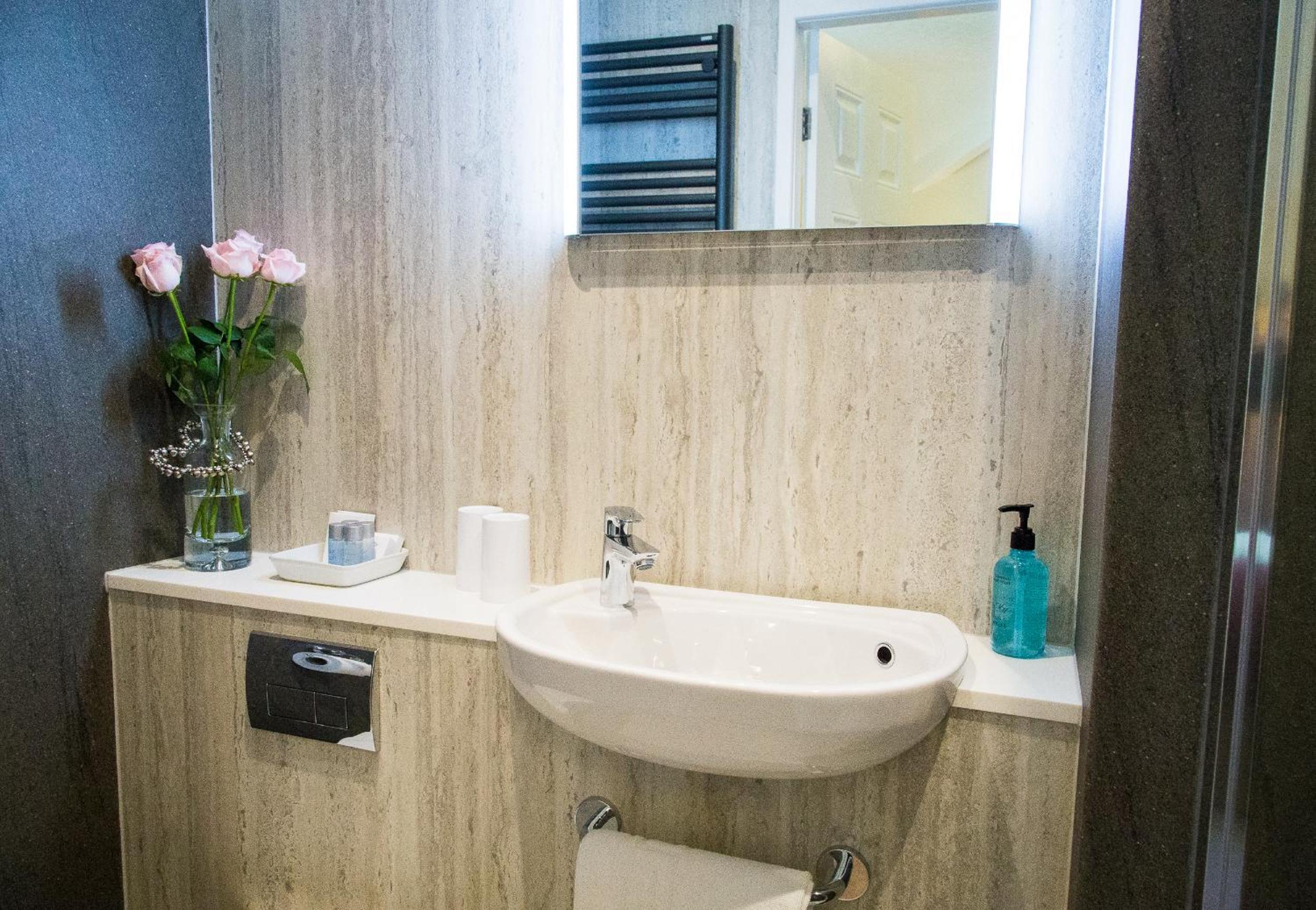 Fountains Guest House - Harrogate Stays with FREE PARKING