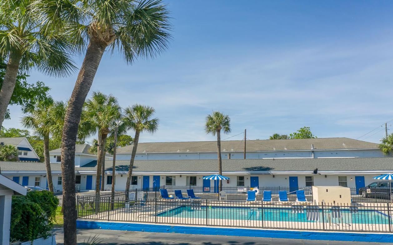 Royal Palms Motel view 4