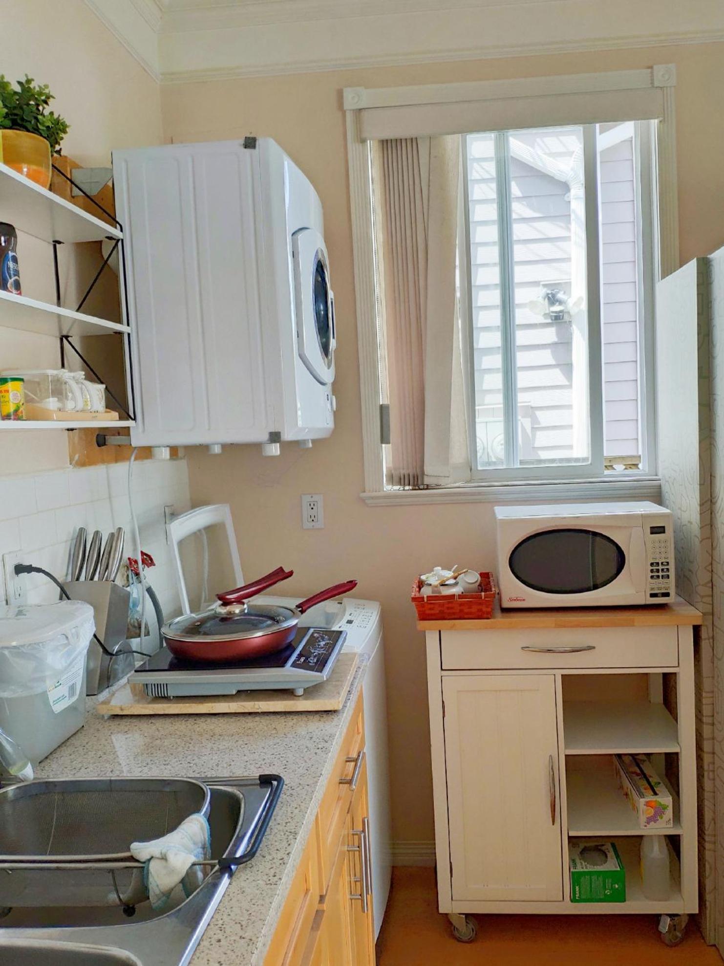 Helen's House / Close to Skytrain and Airport