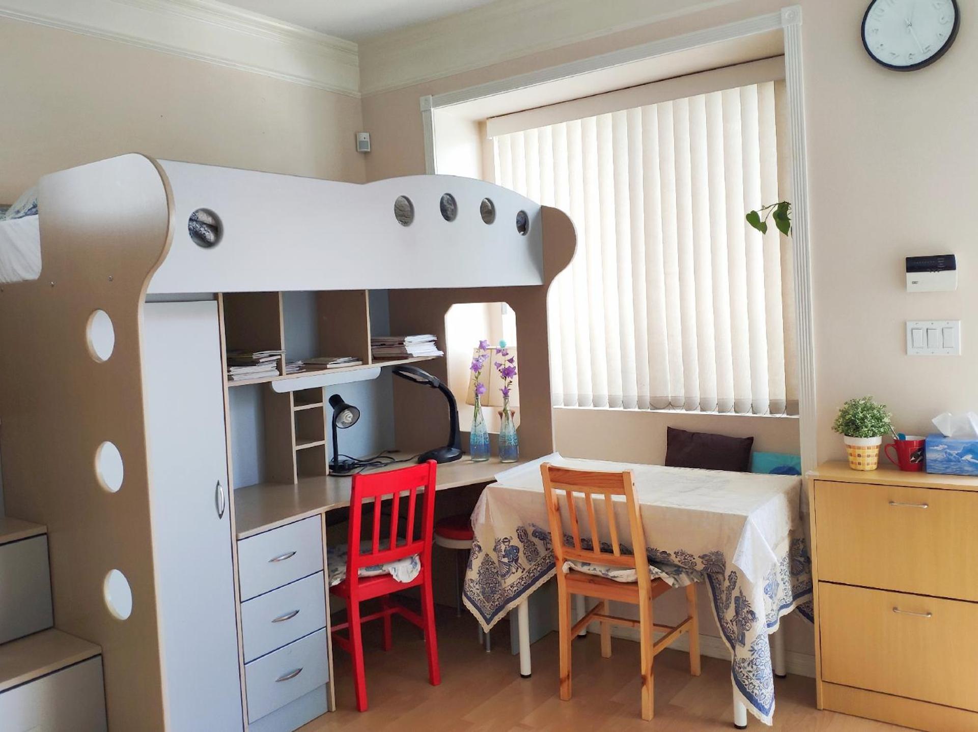 Helen's House / Close to Skytrain and Airport