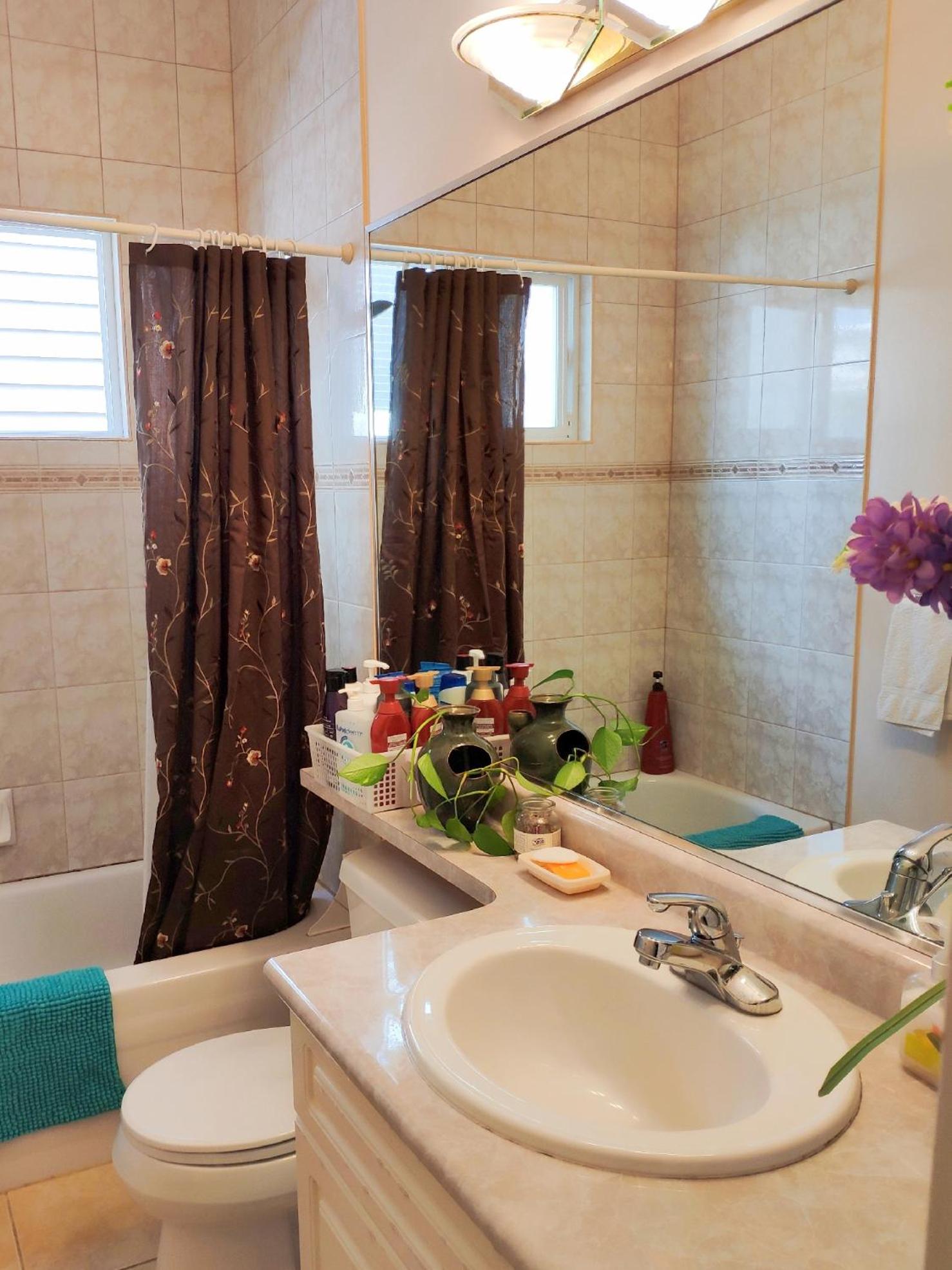 Helen's House / Close to Skytrain and Airport