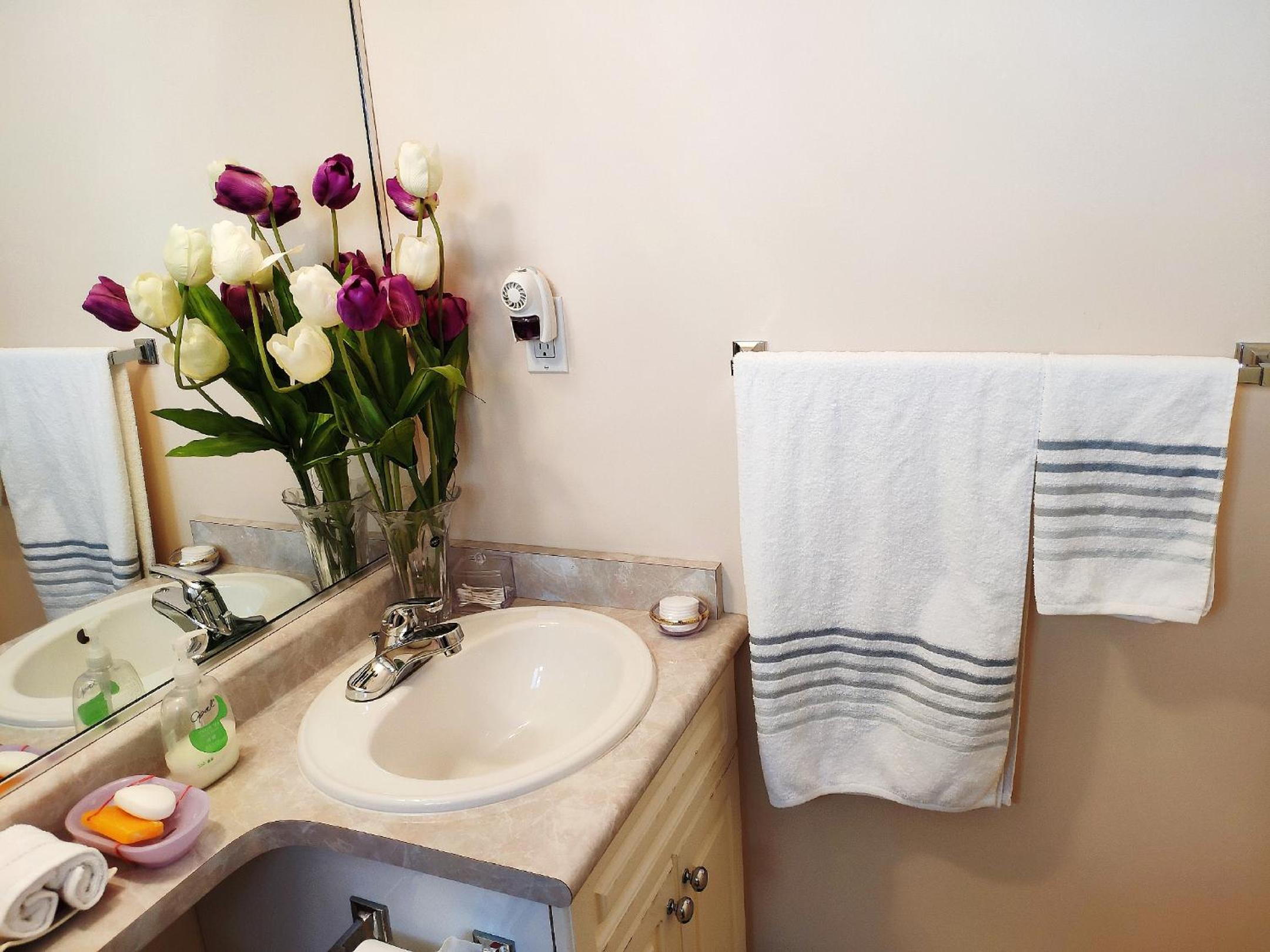 Helen's House / Close to Skytrain and Airport