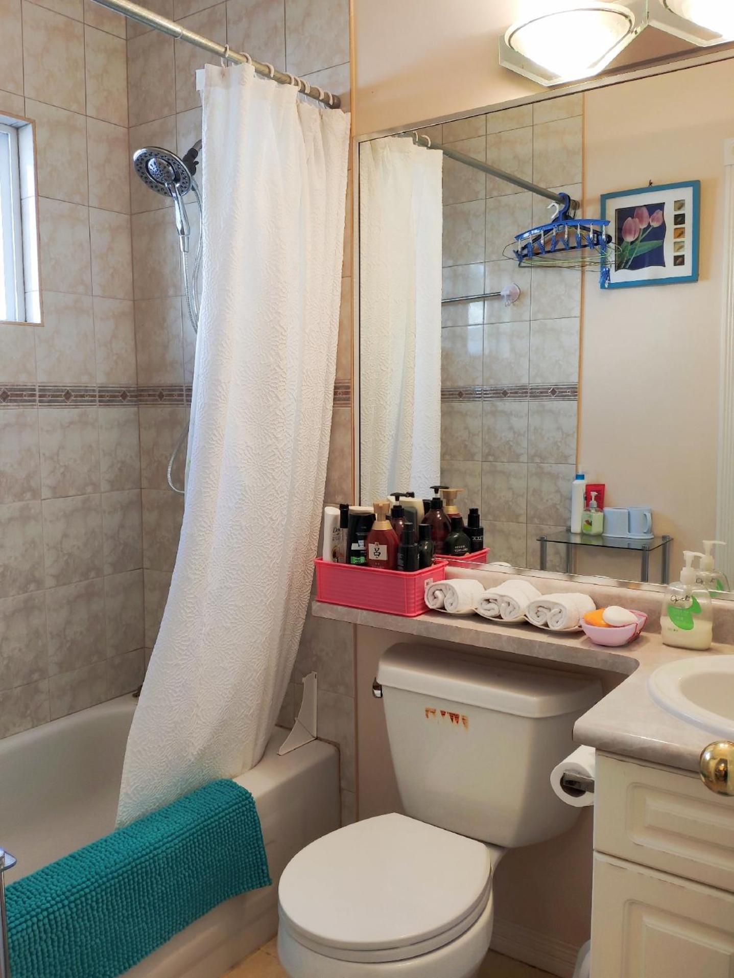 Helen's House / Close to Skytrain and Airport