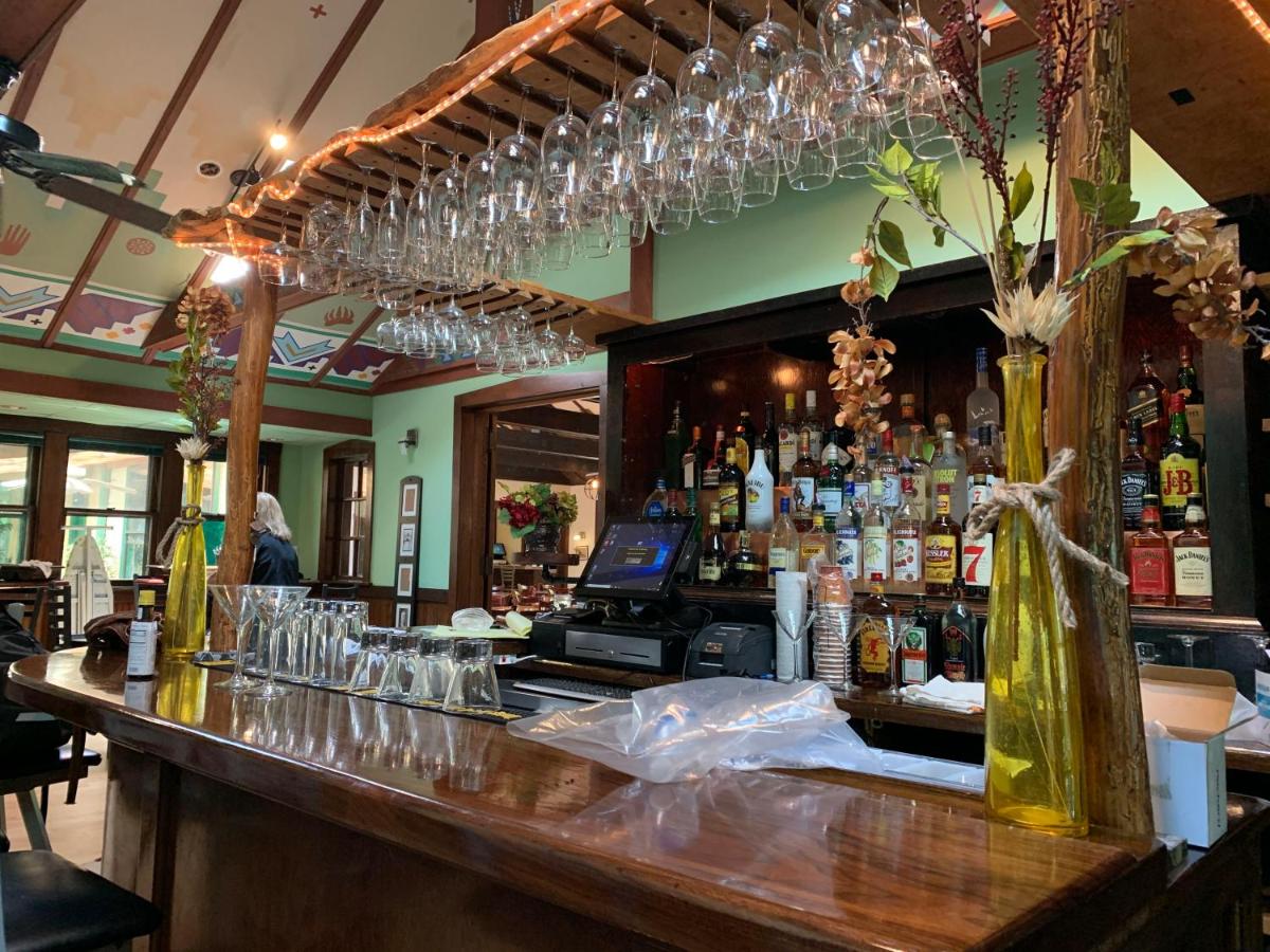 bar