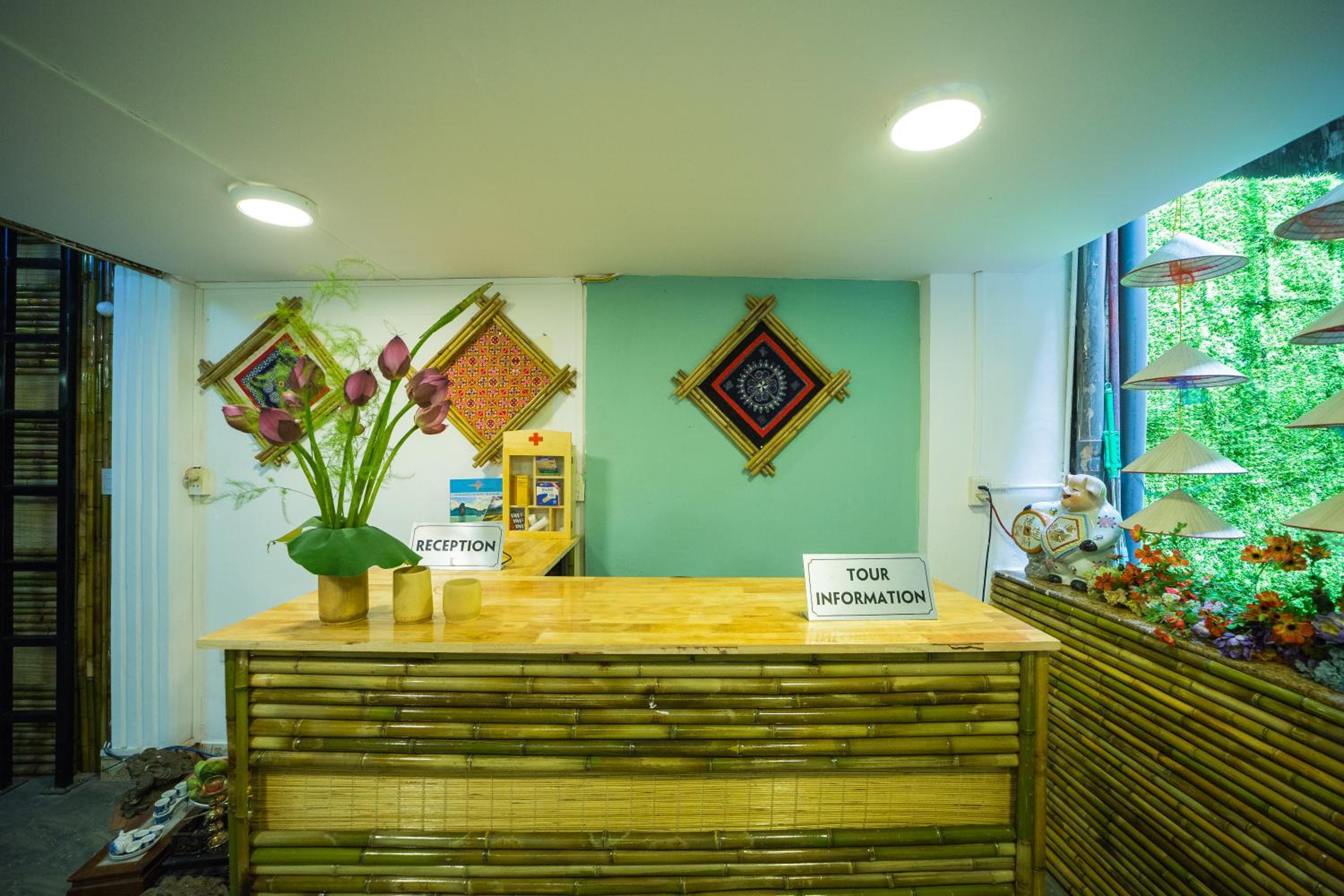 Ubuntu Hostel and Tour