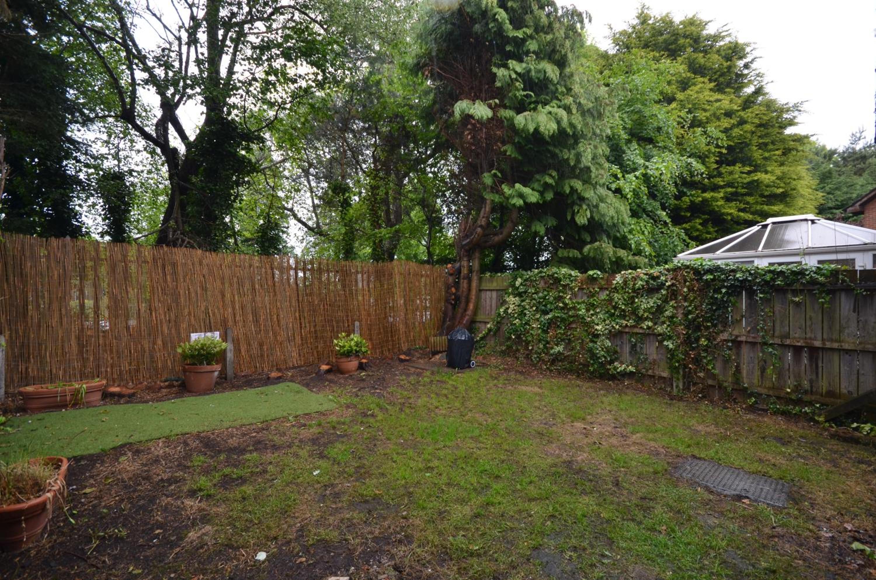 Bright Stylish 2 Bedroom Garden Apartment South Belfast close to Everything view 2