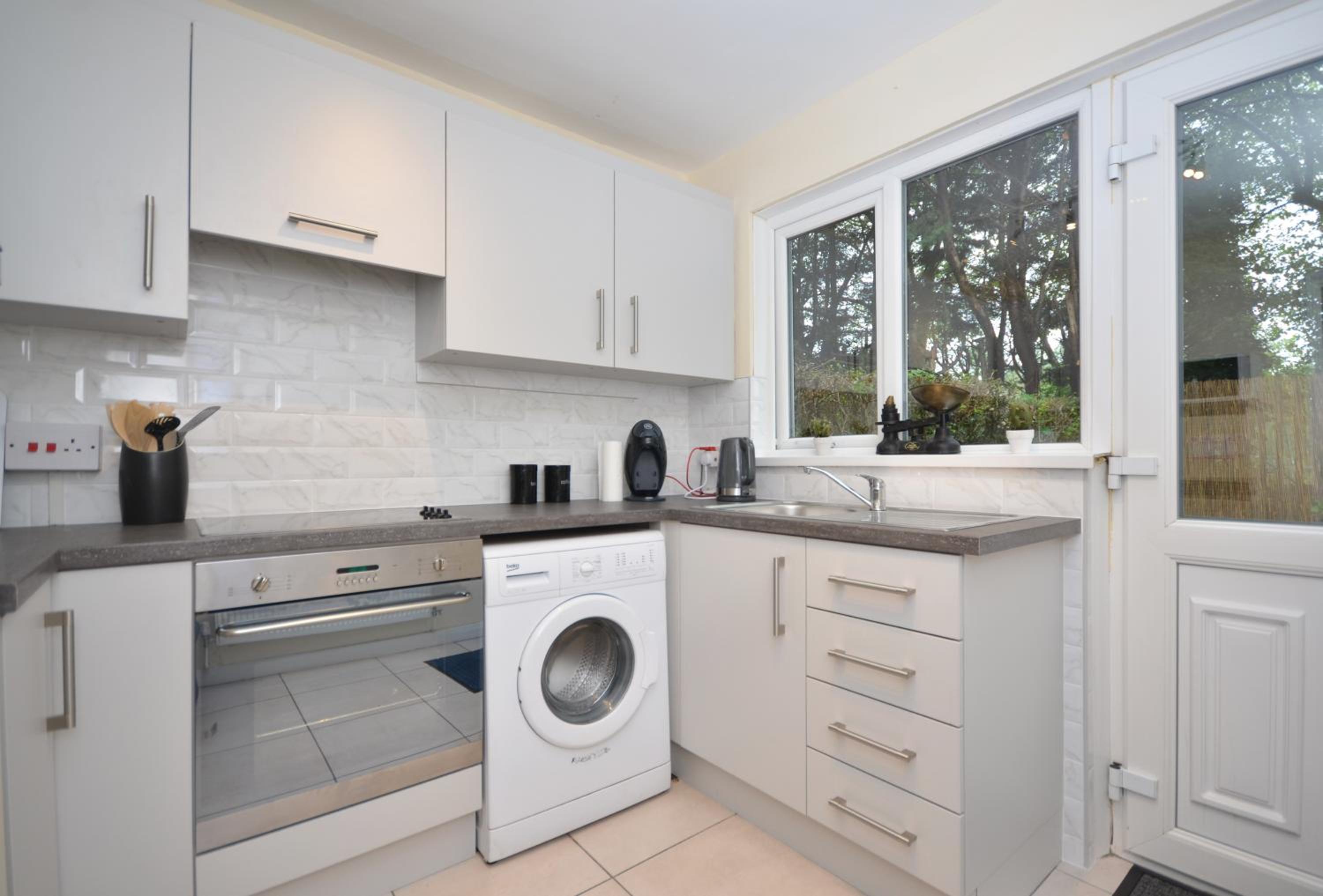 Bright Stylish 2 Bedroom Garden Apartment South Belfast close to Everything view 3