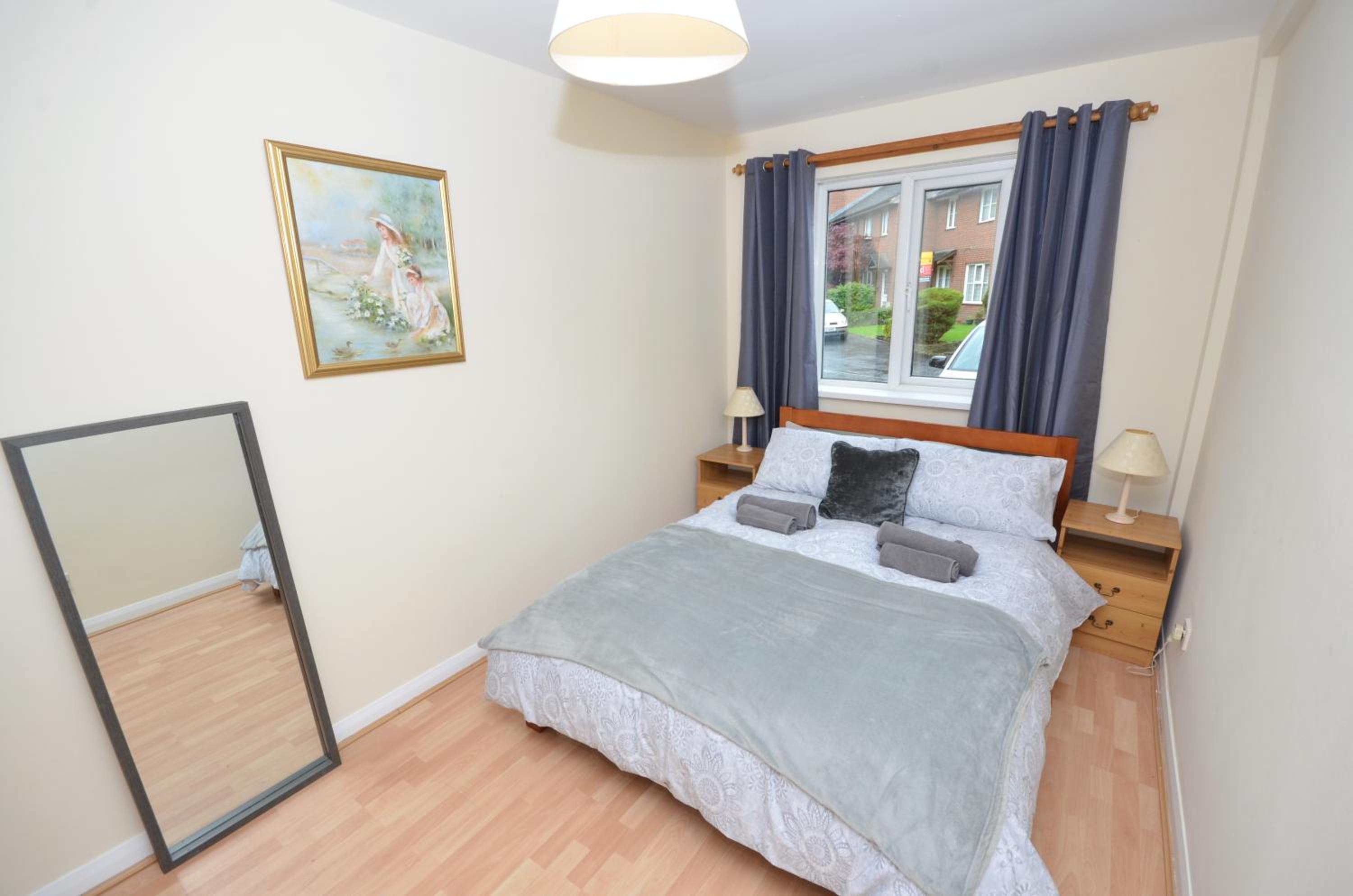 Bright Stylish 2 Bedroom Garden Apartment South Belfast close to Everything view 4