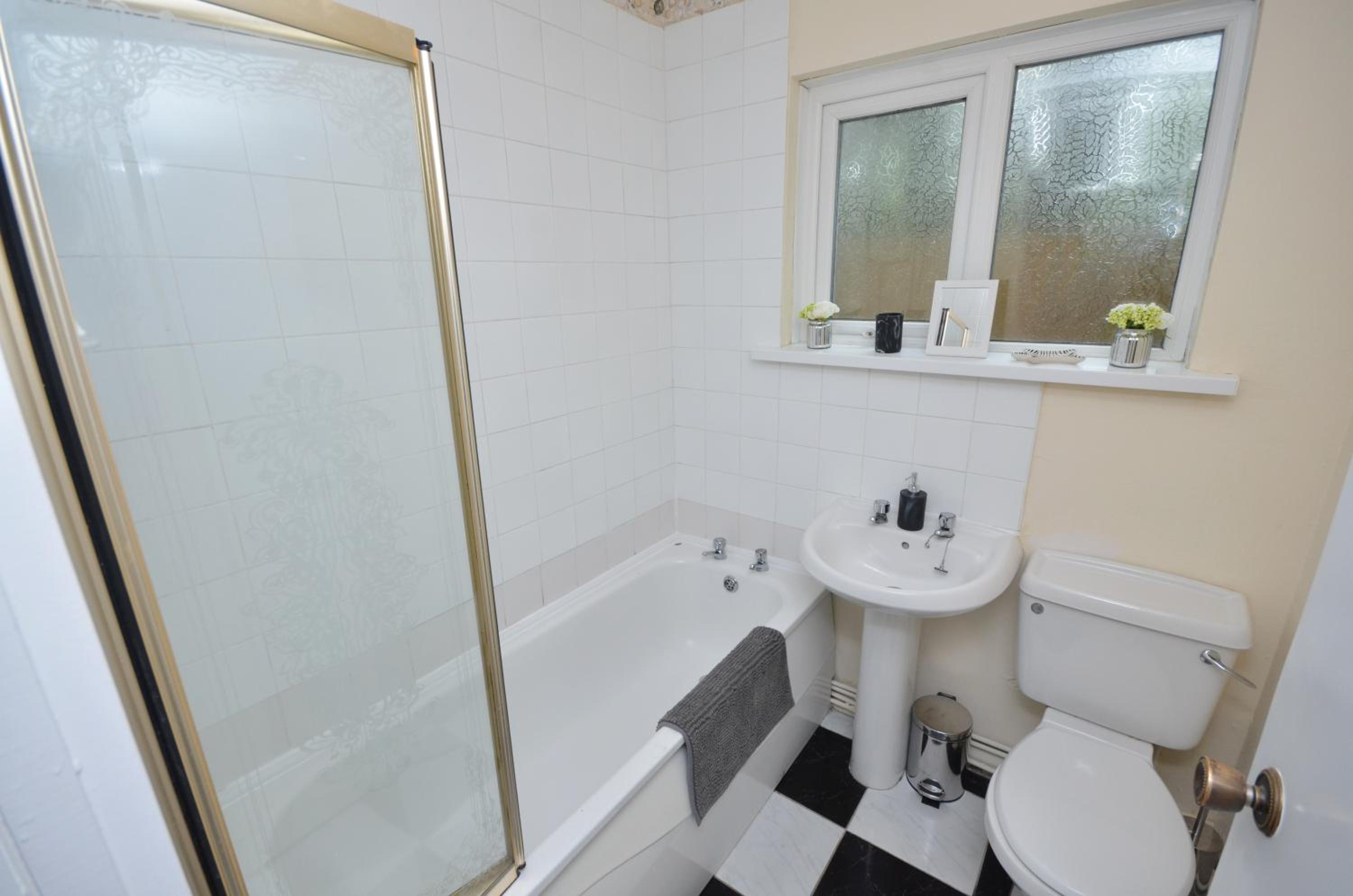 Bright Stylish 2 Bedroom Garden Apartment South Belfast close to Everything view 5