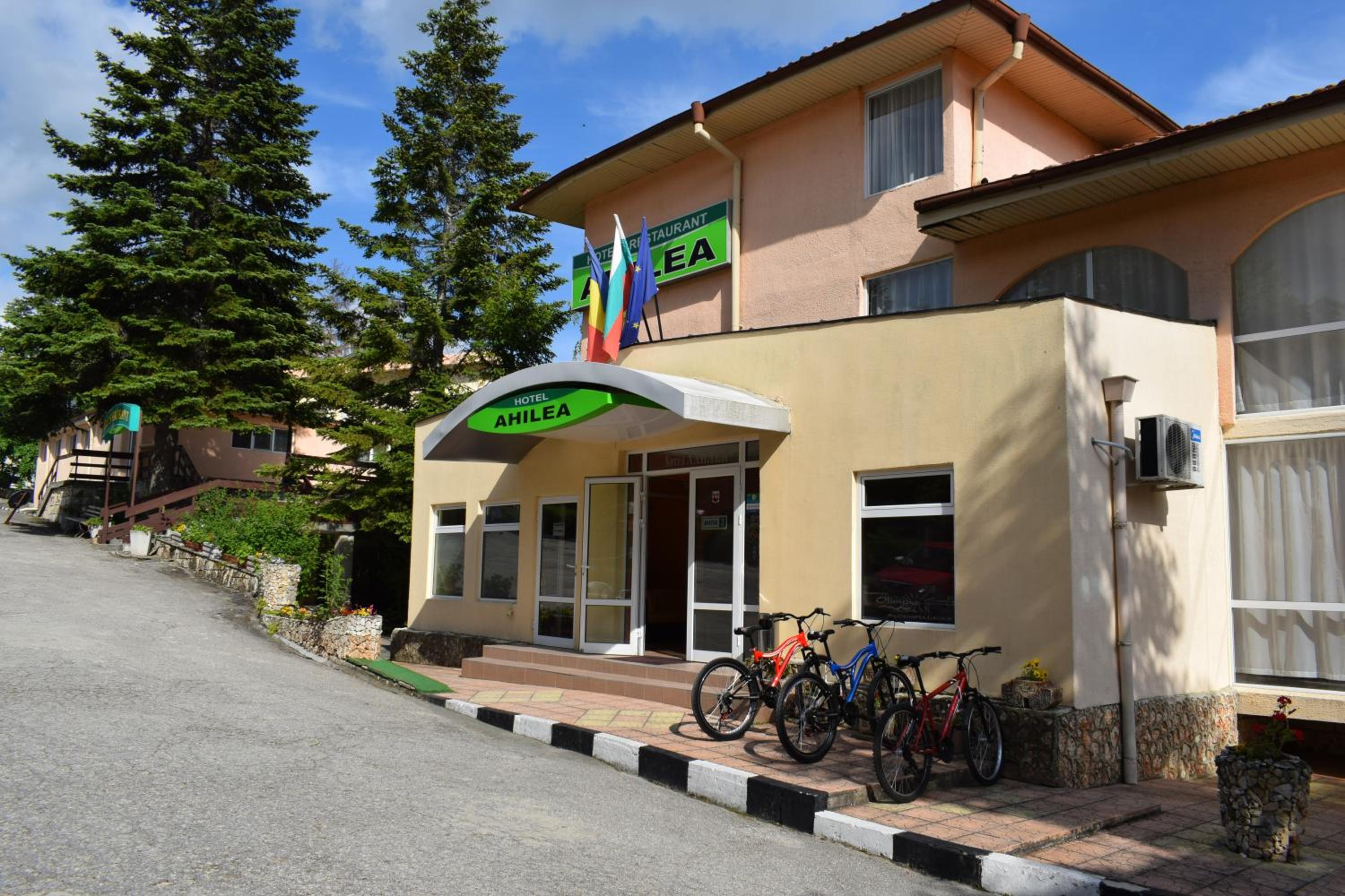 Hotel Ahilea Hotel - Free Pool Access - Image 1