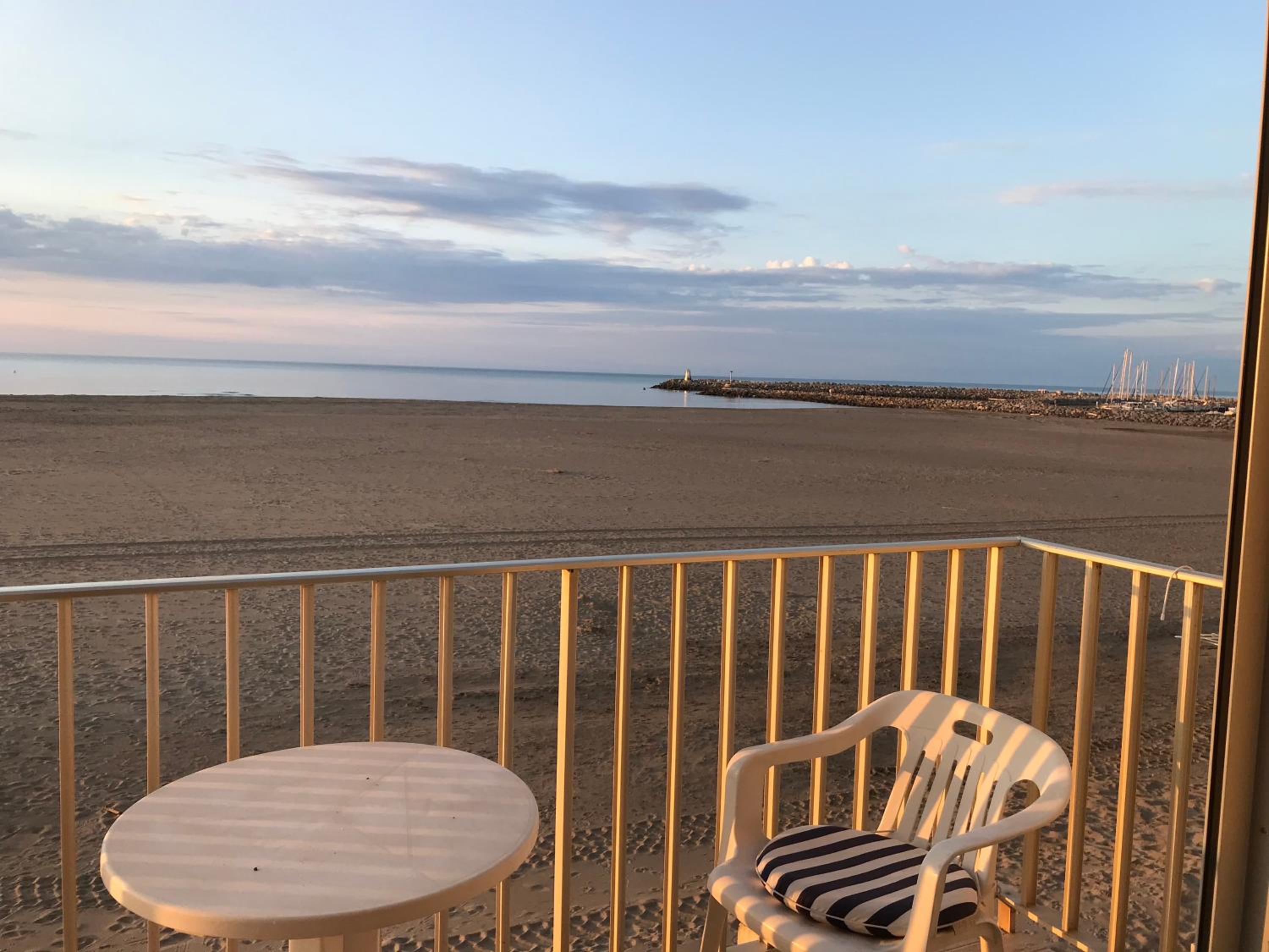Les Corsaires direct plage près du port