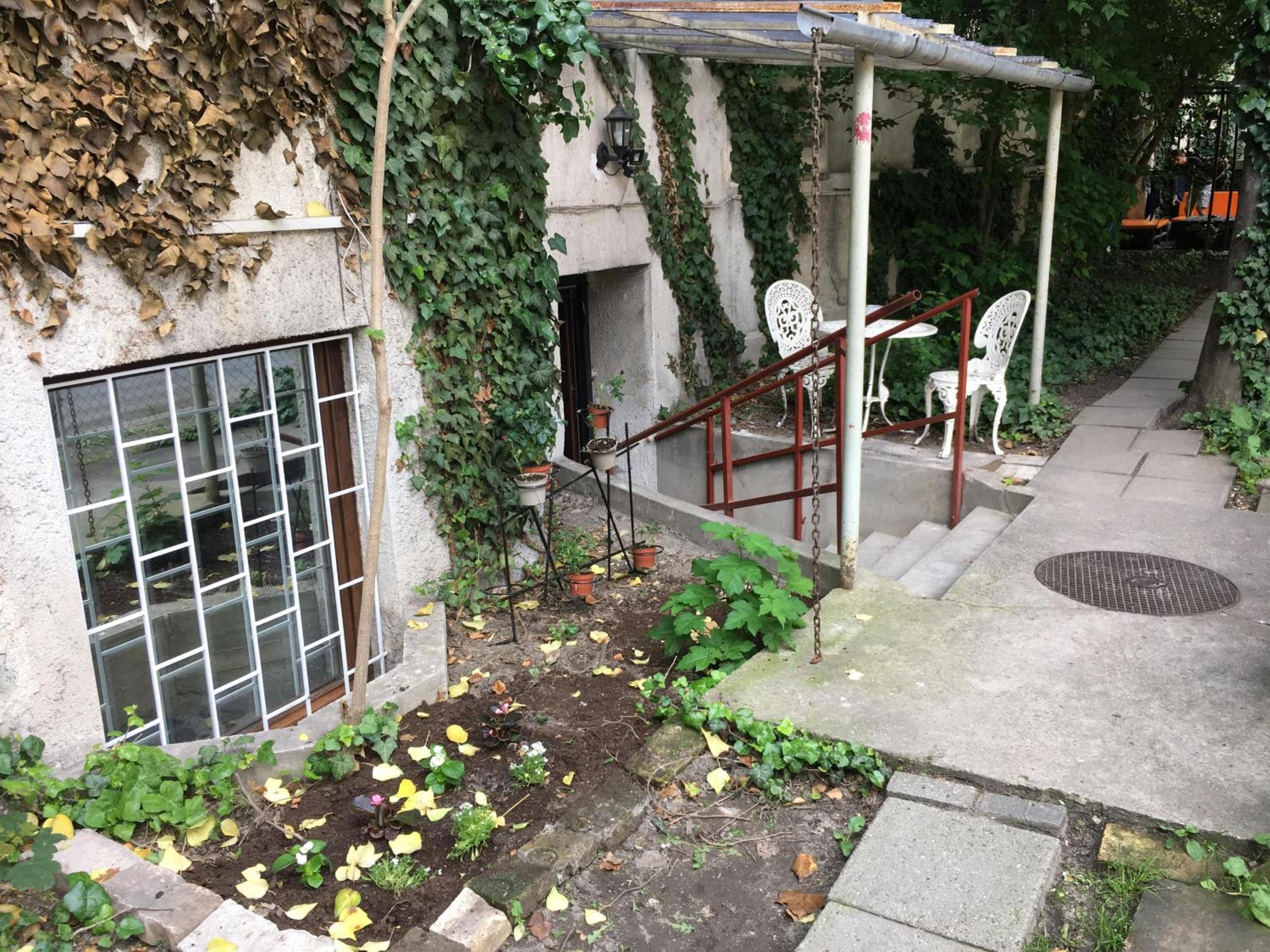 Baroque Hostel & Coworking