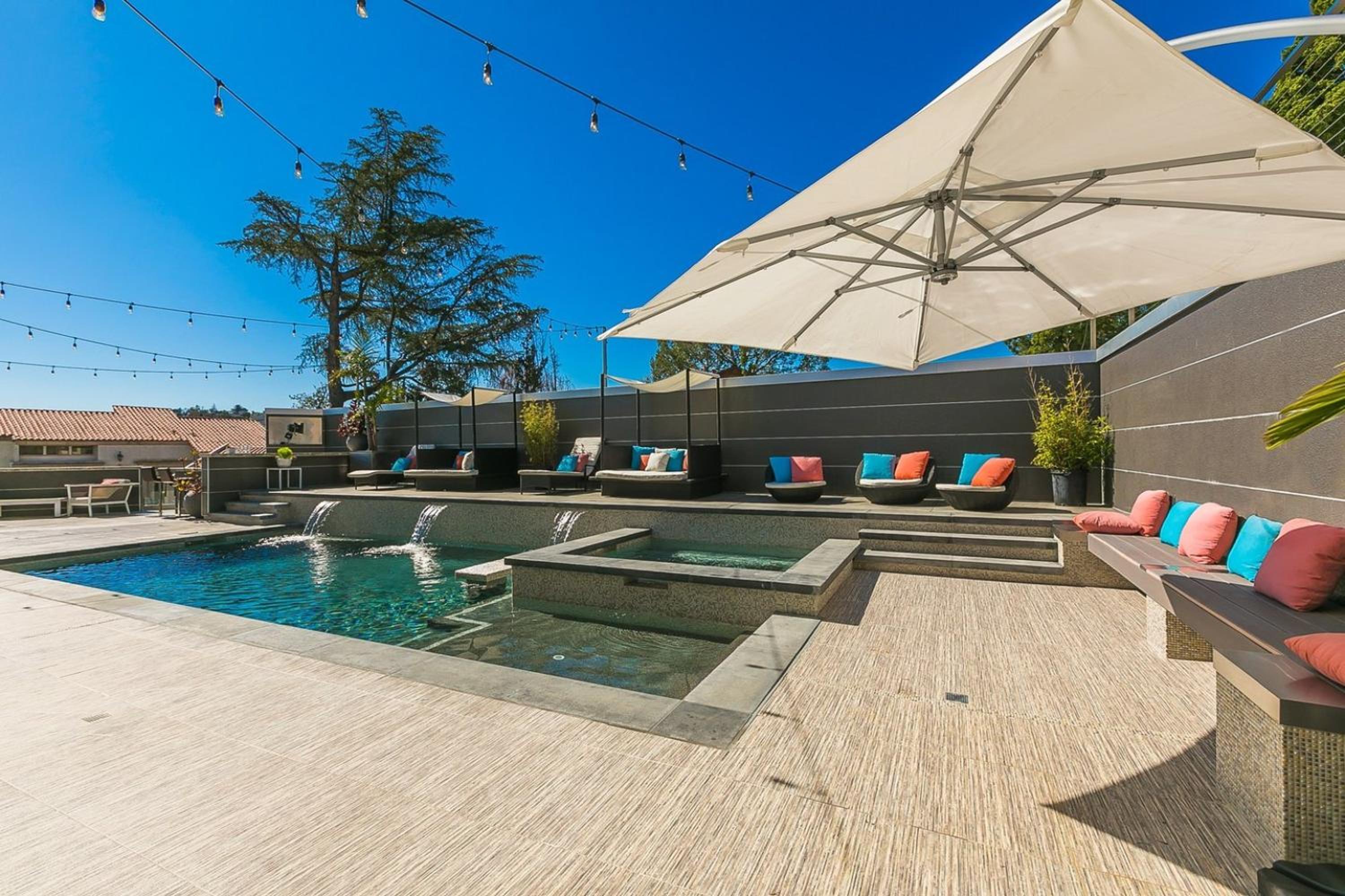 Villa Genesis-HOLLYWOOD ESTATE WITH STUNNING VIEWS