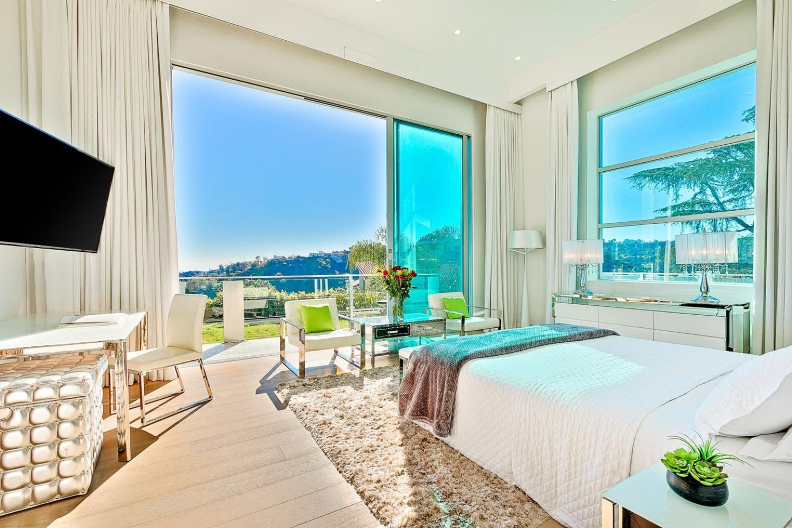 Villa Genesis-HOLLYWOOD ESTATE WITH STUNNING VIEWS