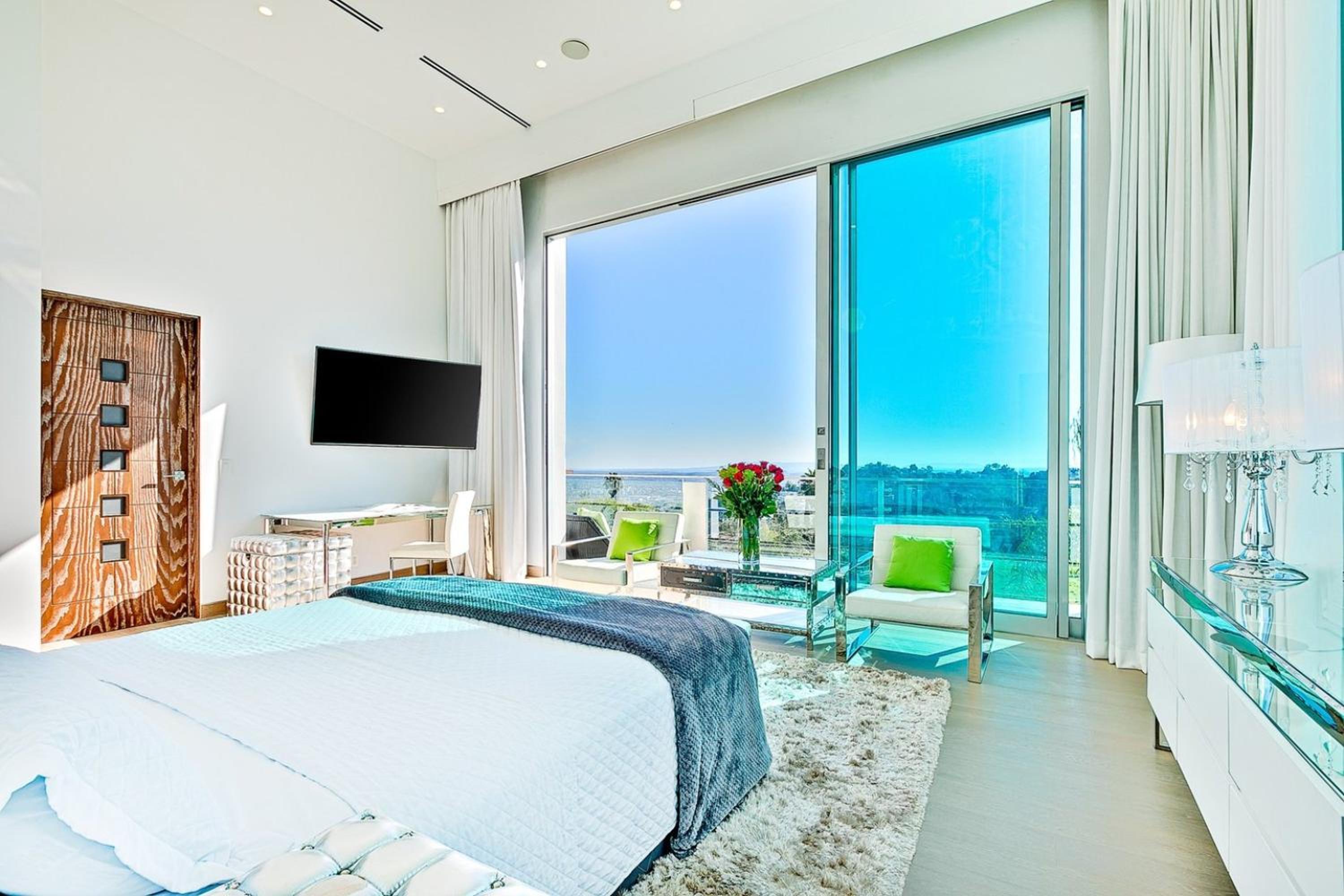 Villa Genesis-HOLLYWOOD ESTATE WITH STUNNING VIEWS