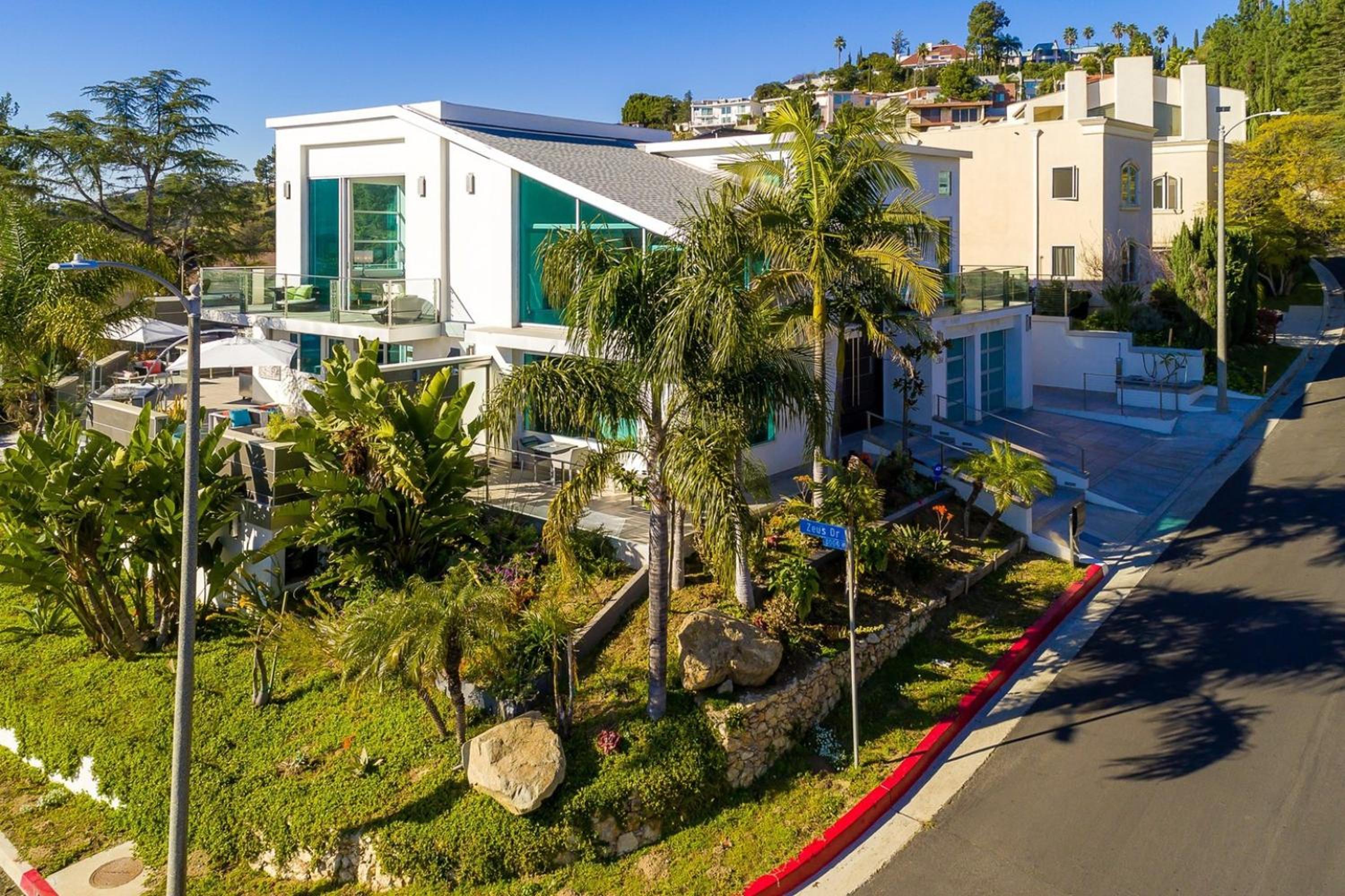 Villa Genesis-HOLLYWOOD ESTATE WITH STUNNING VIEWS