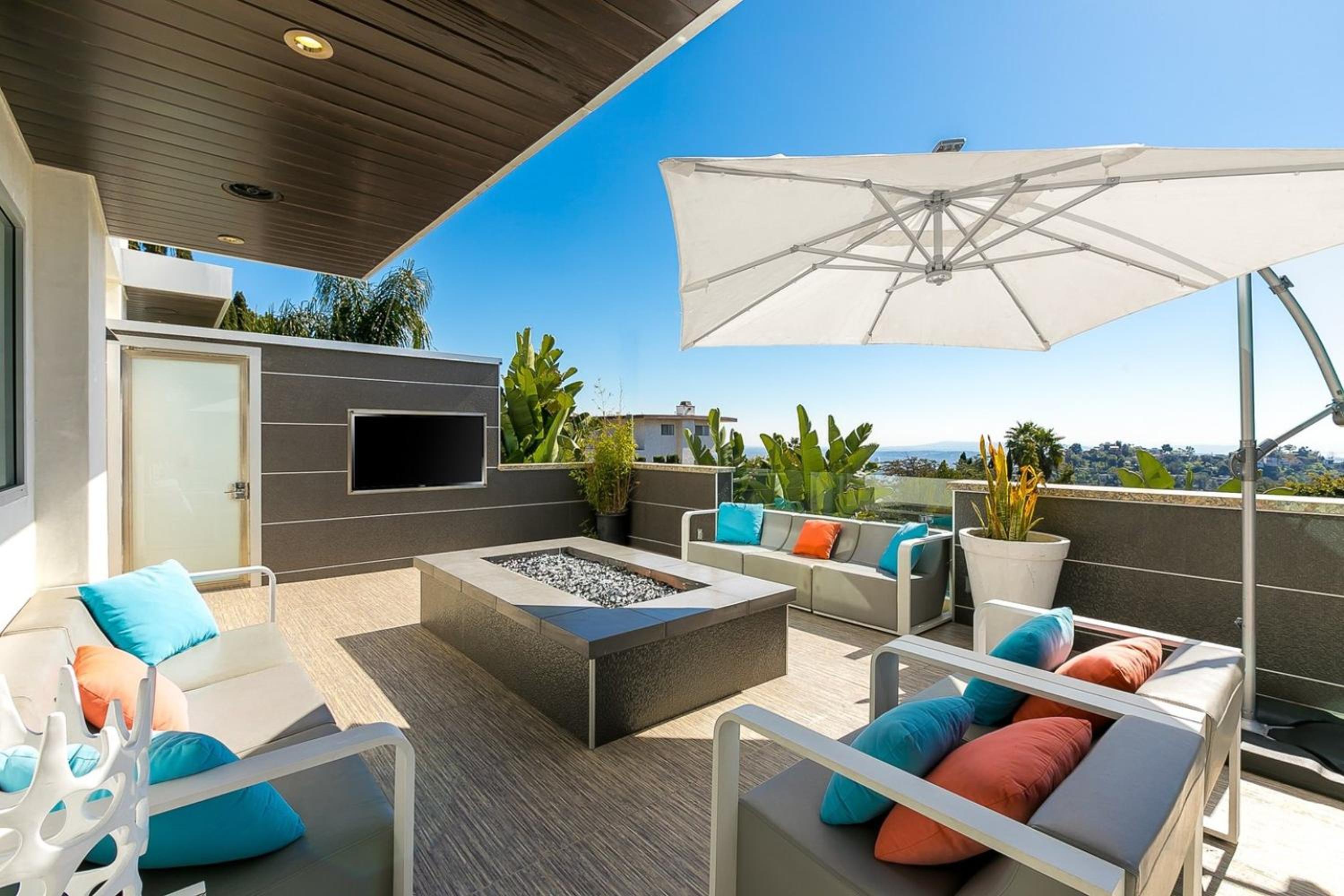 Villa Genesis-HOLLYWOOD ESTATE WITH STUNNING VIEWS