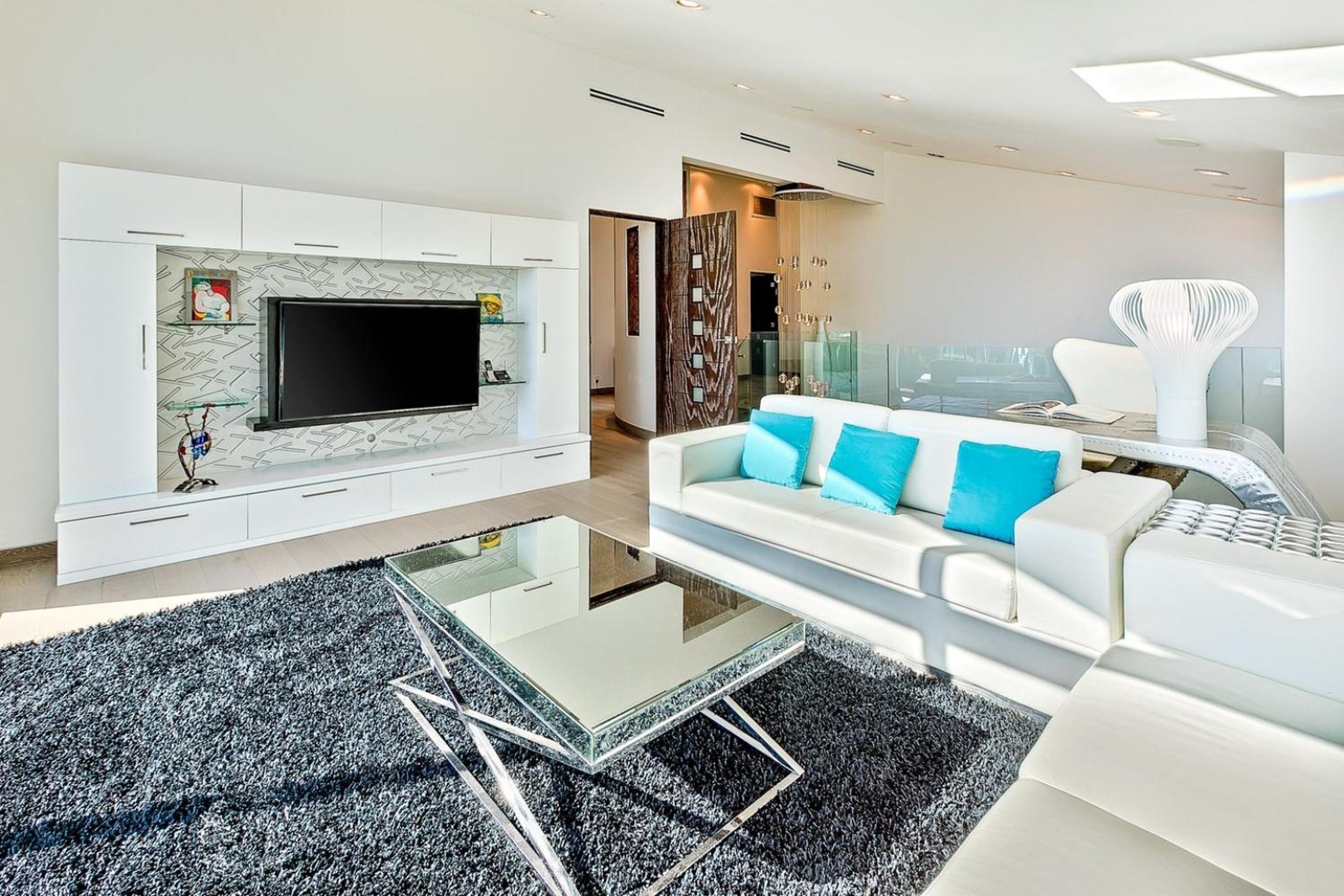 Villa Genesis-HOLLYWOOD ESTATE WITH STUNNING VIEWS