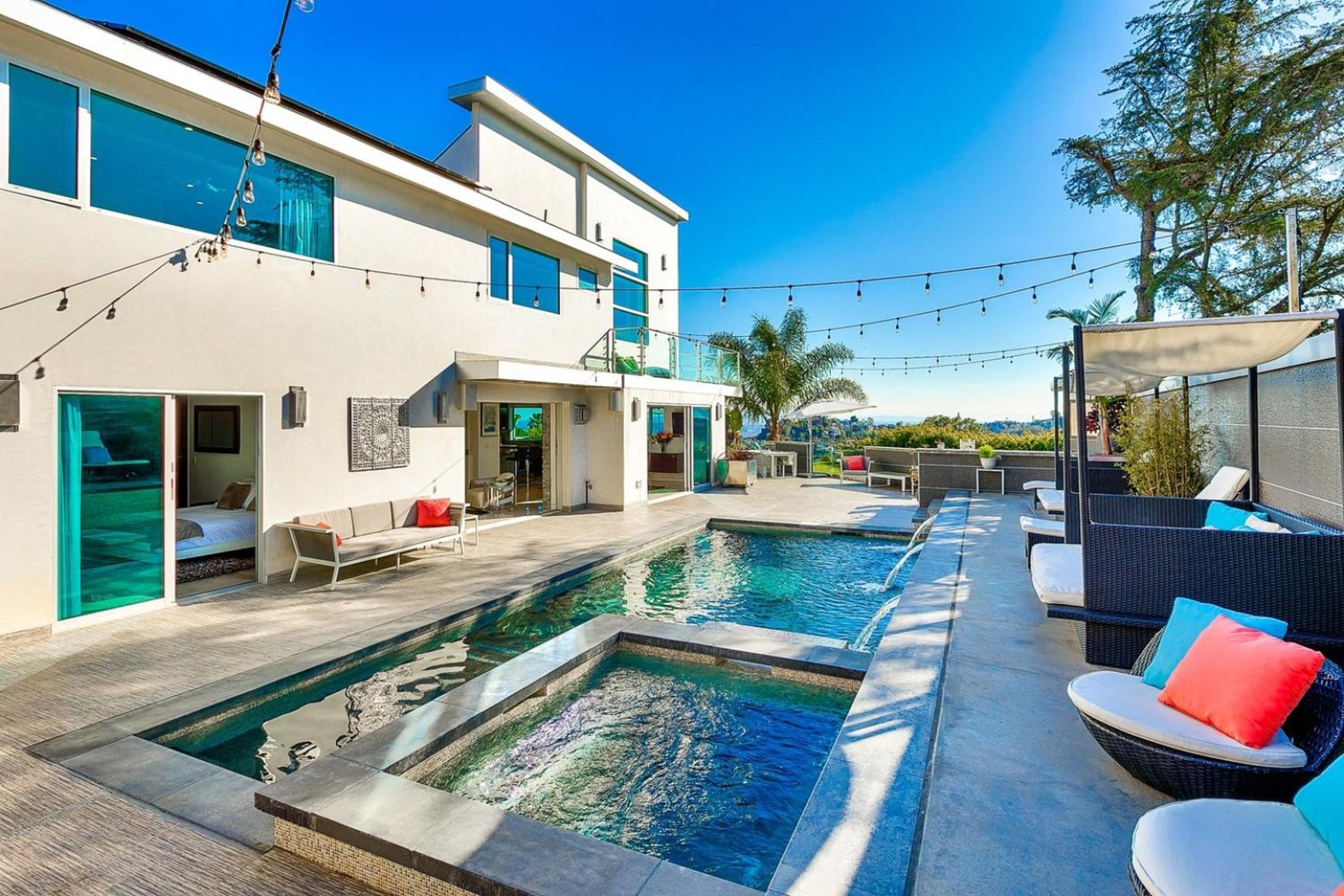Villa Genesis-HOLLYWOOD ESTATE WITH STUNNING VIEWS