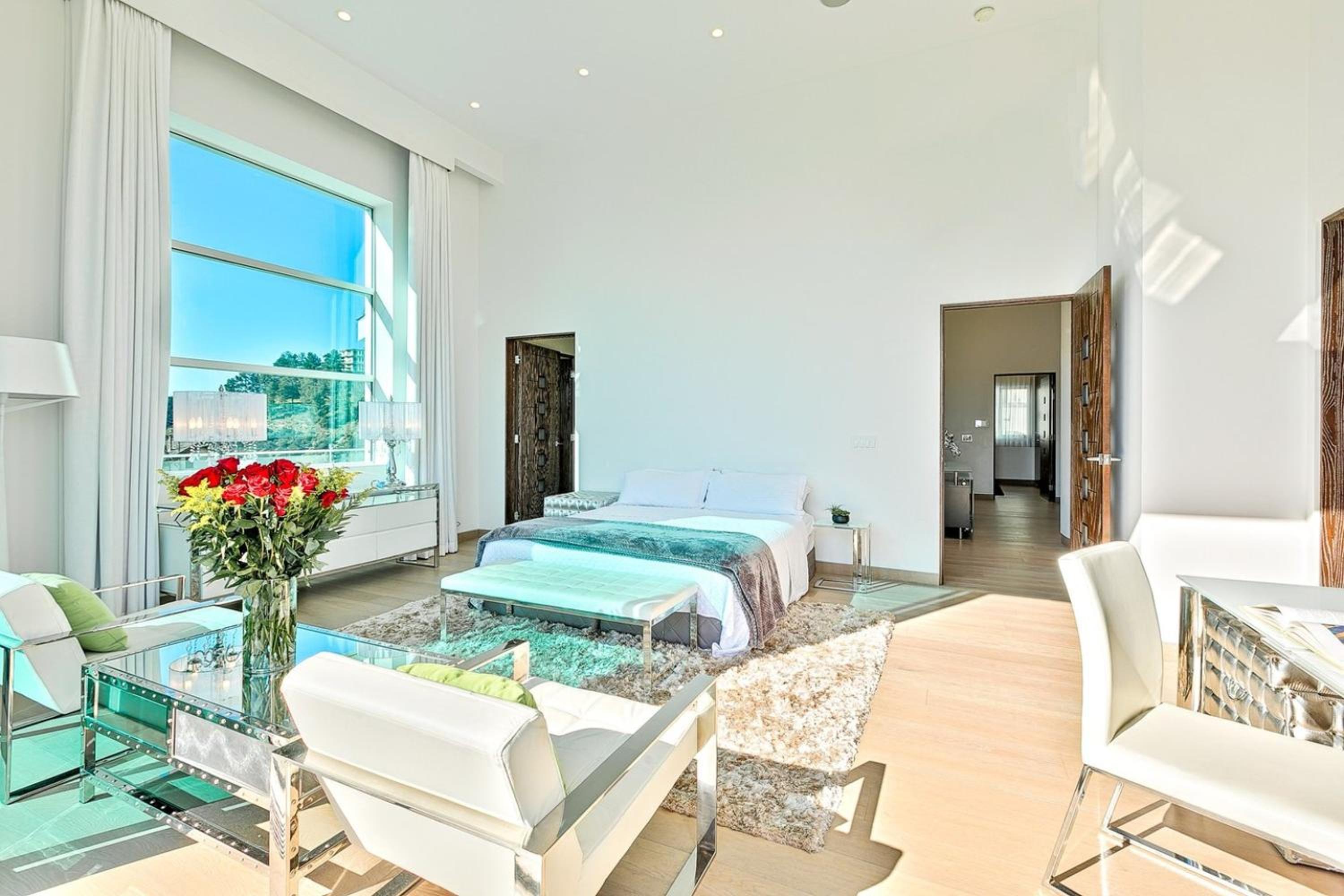 Villa Genesis-HOLLYWOOD ESTATE WITH STUNNING VIEWS