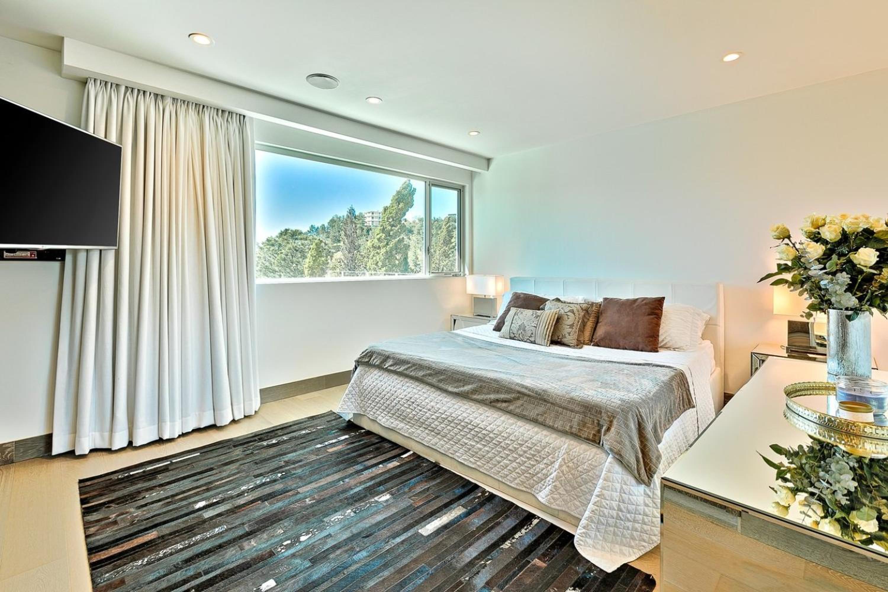 Villa Genesis-HOLLYWOOD ESTATE WITH STUNNING VIEWS